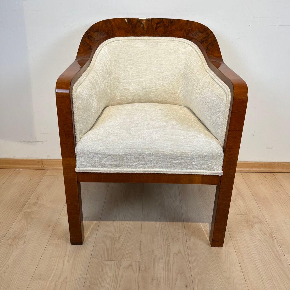 Eleganter Biedermeier Bergere Stuhl / Sessel aus Österreich, Wien um 1840
Nussbaumfurnier auf Weichholz. Neu gepolstert mit hellem, cremeweißem Samtstoff und Doppelkeder. Sehr guter Sitzkomfort.
Restauriert und handpoliert mit