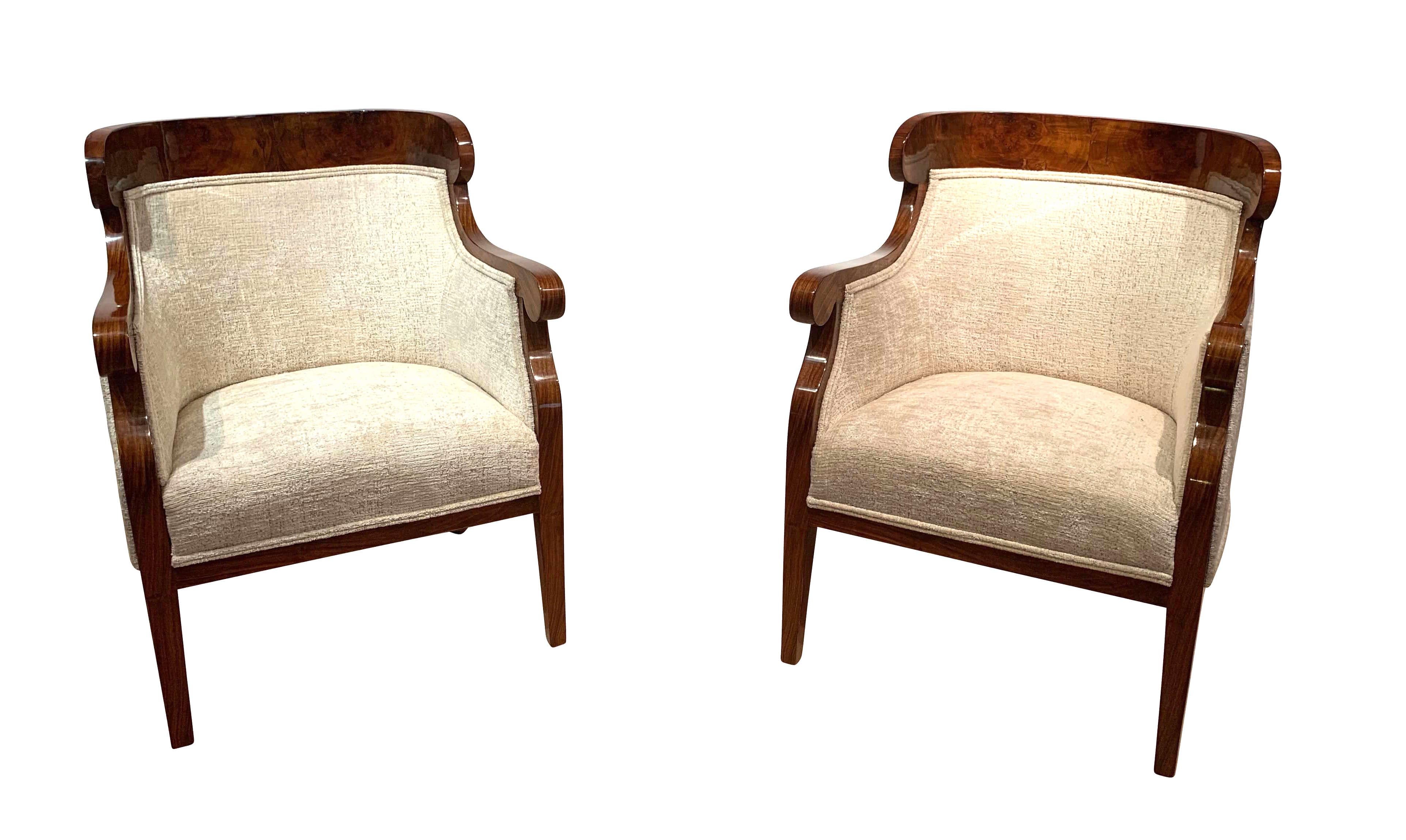 1 pair of beautiful, original, very classic Biedermeier bergère chairs / armchairs / club chairs.

Walnut veneered and massive. Restored with wonderful shellac hand-polish (French Polish)
New upholstery, very good seat comfort. Crème color