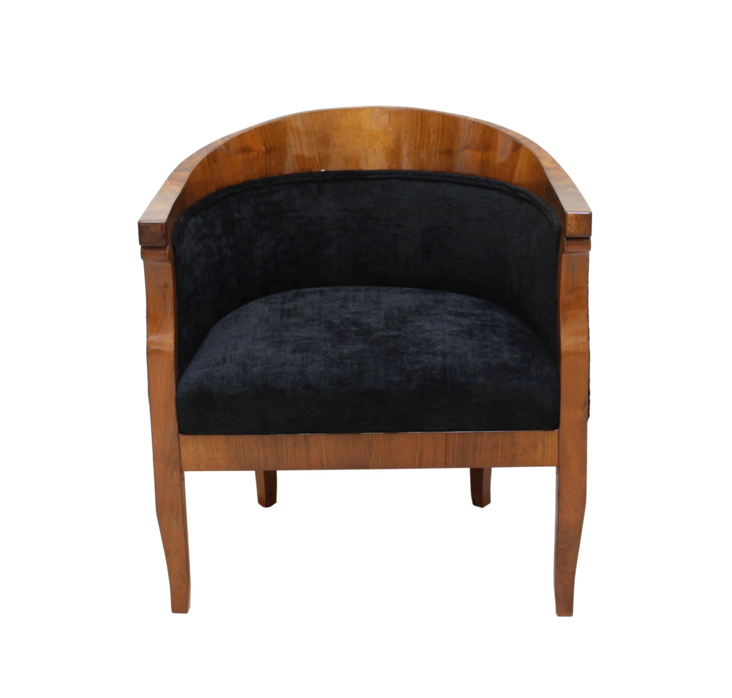 Elegant original Biedermeier Bergere Chair from Vienna around 1825.

Very classicist design and great workmanship with thick old veneer.
Walnut veneered with lovely grain and solid wood, french polished with shellac.
New upholstery with a very fine