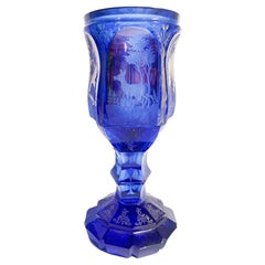 Verre Biedermeier bleu et rouge avec décoration à l'acide des années 1800