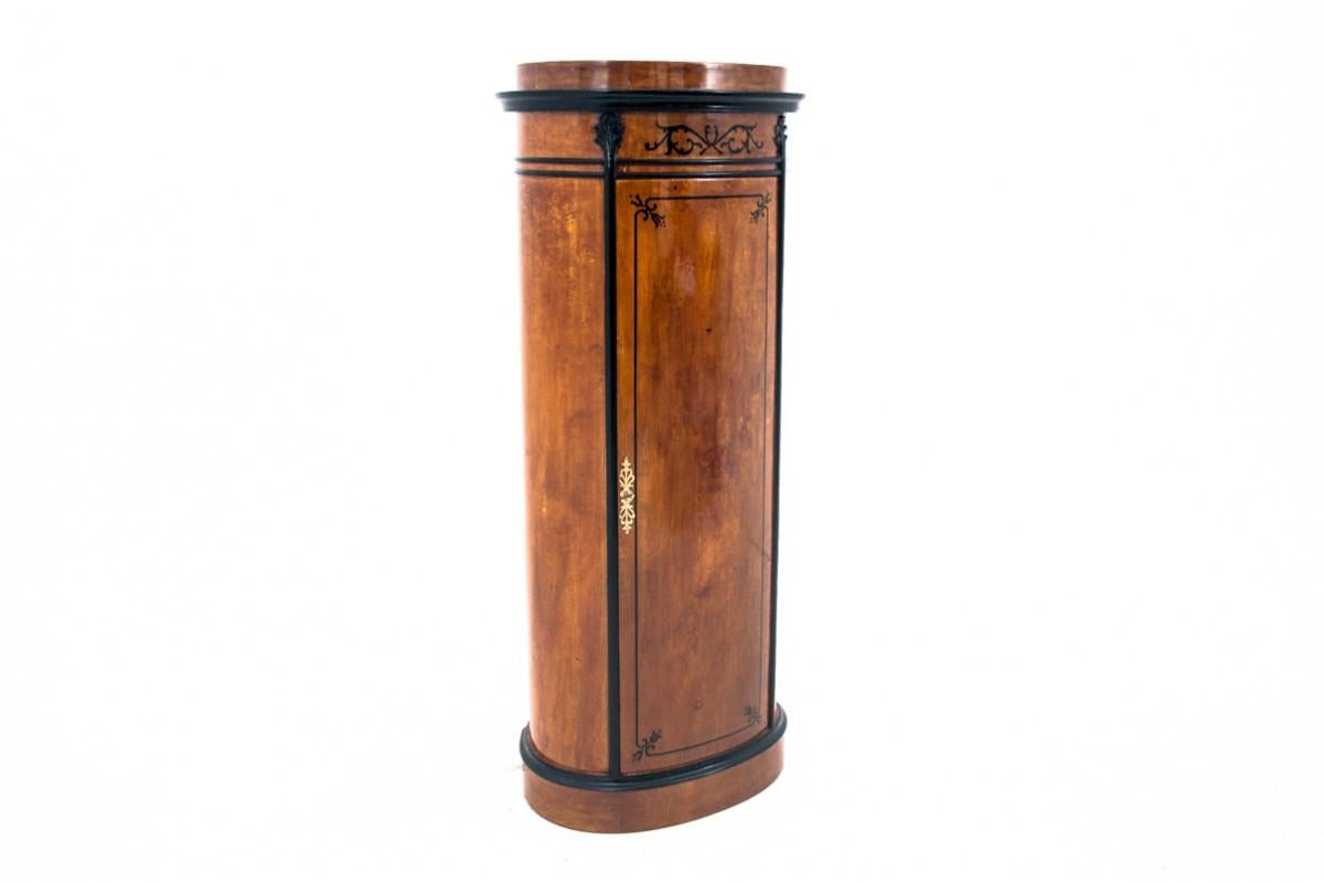 Unique Biedermeier bollard cabinet with dark marquetry
Northern Europe, circa 1870.
After professional renovation, polished and refinished in high gloss. Excellent condition. 

Dimensions: H 145 cm / W 62 cm / D. 39 cm.




