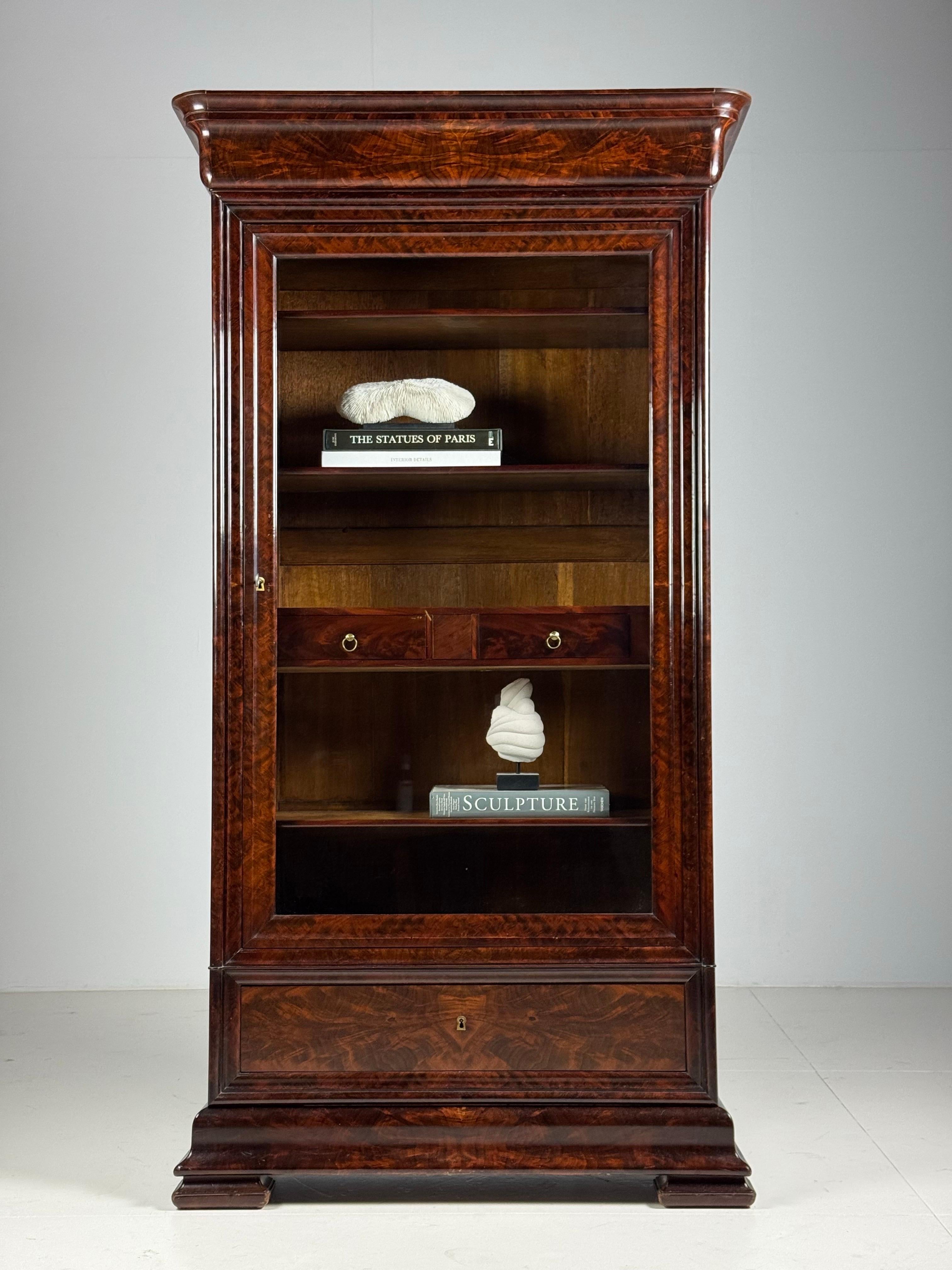 Vetrina / libreria Biedermeier. In condizioni particolarmente buone.

Interamente impiallacciato in mogano. Su base in Oak. Serrature funzionanti. Con cassetto segreto.

Realizzato intorno al 1850-1860.

Dimensioni: 204H x 109W x 49D