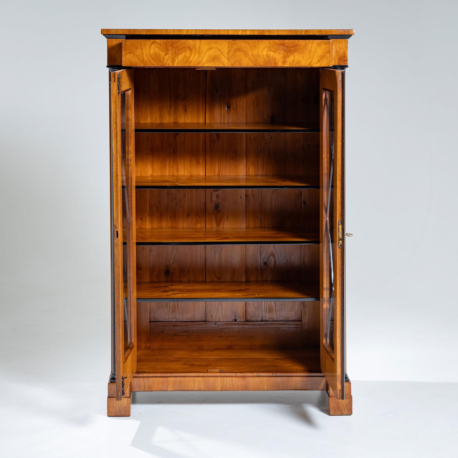 Impiallacciato Libreria Biedermeier in legno di ciliegio, XIX secolo in vendita