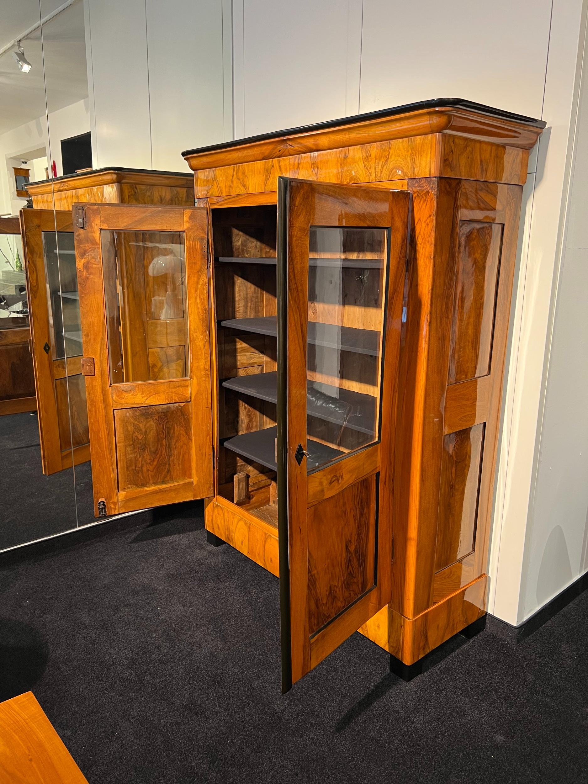 Biedermeier Bookcase, Walnut Veneer, Two-doored, South Germany circa 1830 8