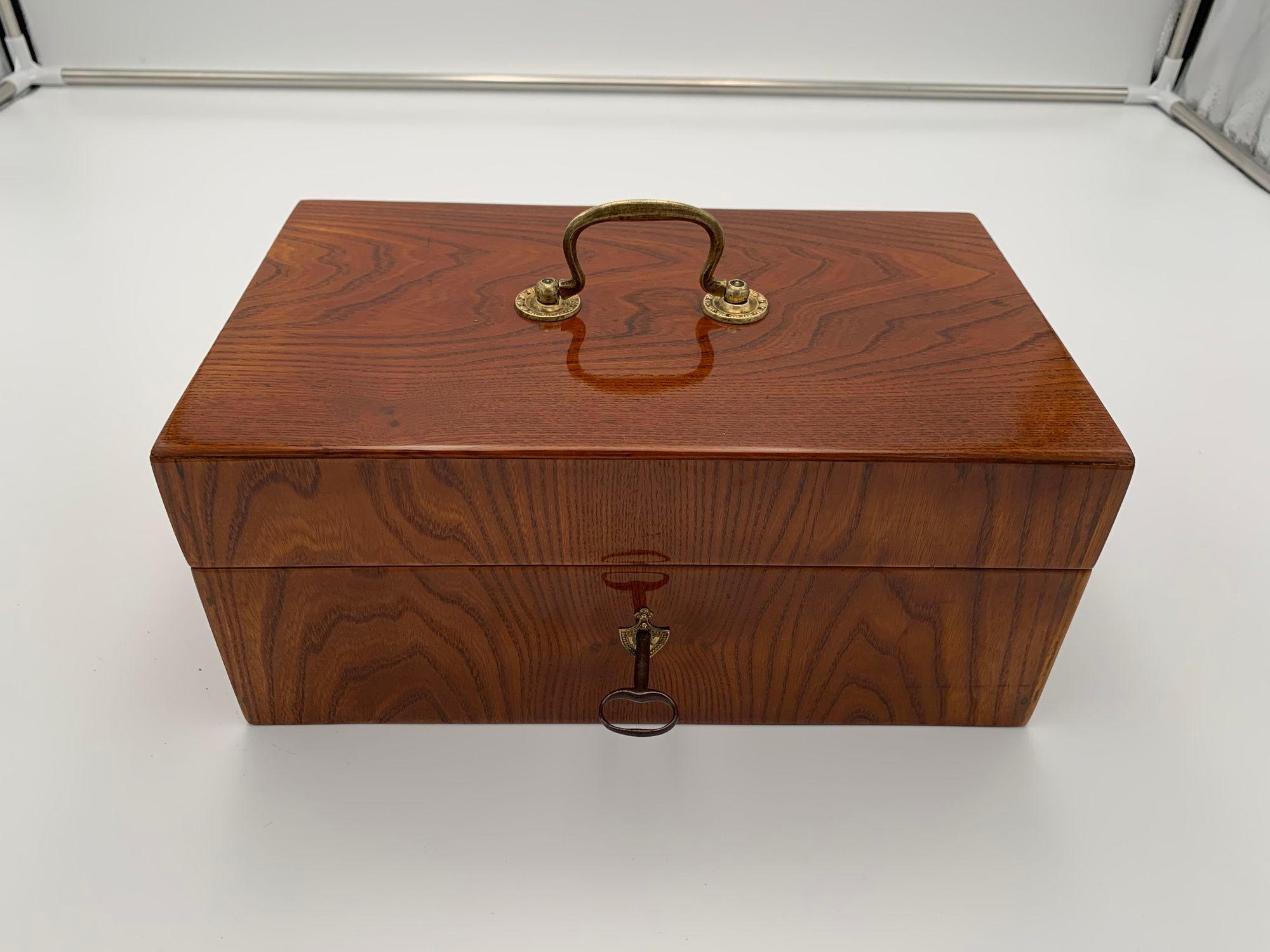 Biedermeier Box, Ash Veneer, South Germany circa 1830

Ash veneered on softwood.
Original brass handle and pressed brass fitting
Restored and shellac hand-polished

Dimensions: H 12.5 x W 28.5 x D 17 cm