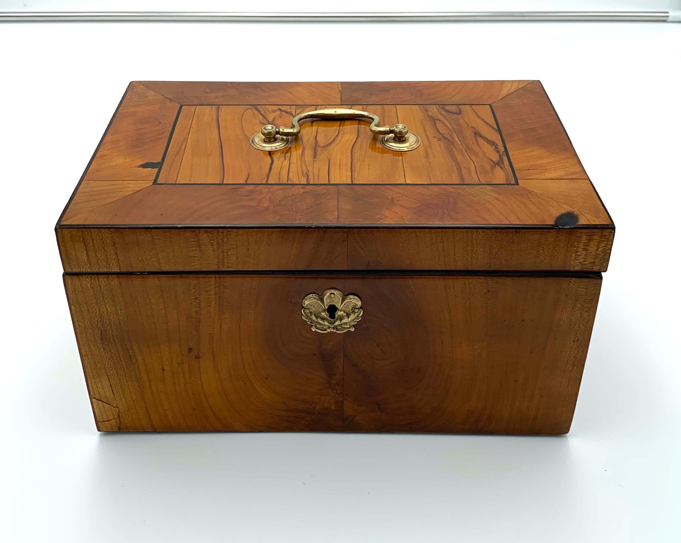 Cherry veneer and inlaid ebony. Original brass handle on the top.
Lock no longer available. Restored and shellac hand-polished

Dimensions: H 15.5 x W 29 x D 18.5 cm.
