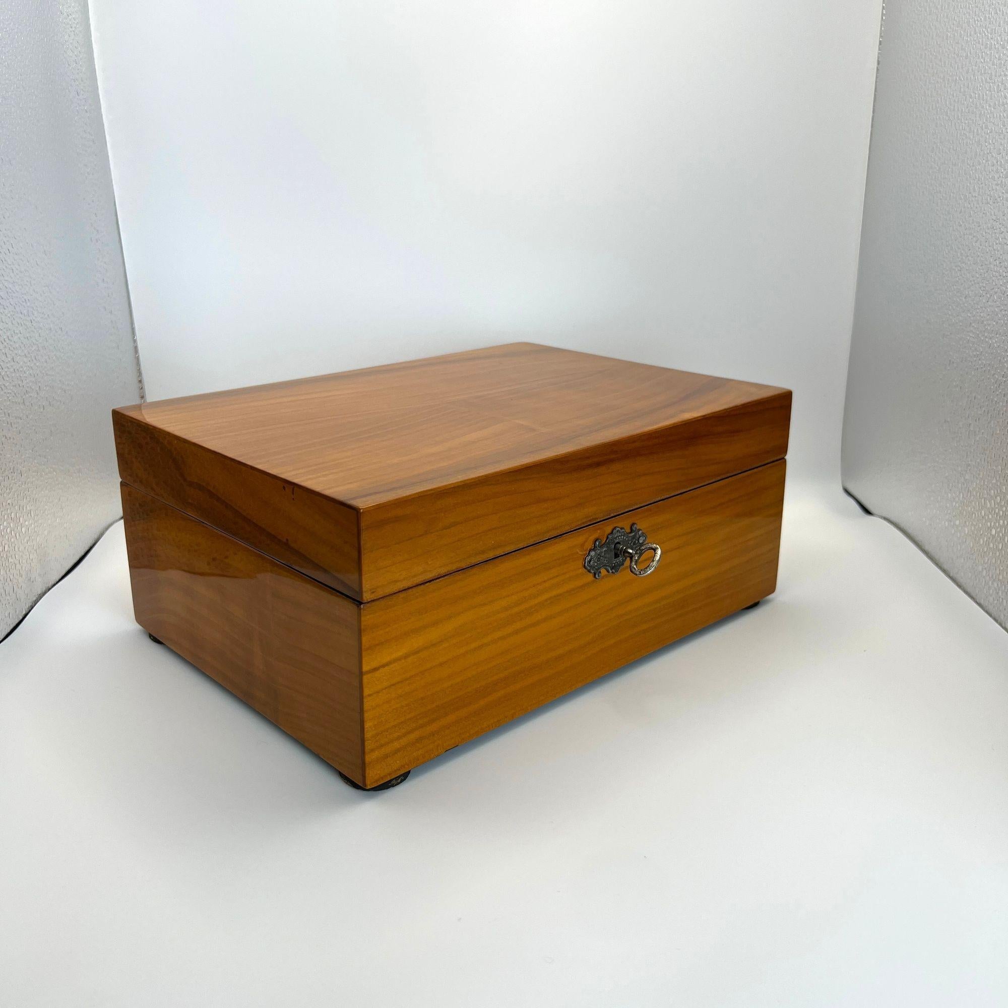 Magnifique boîte à cercueil Biedermeier du sud de l'Allemagne, vers 1820, sans aucun ornement.
Bois de cerisier plaqué sur chêne. L'intérieur a ensuite été recouvert de papier peint coloré. Chaîne en laiton sur le côté. Serrure, charnières, clé et