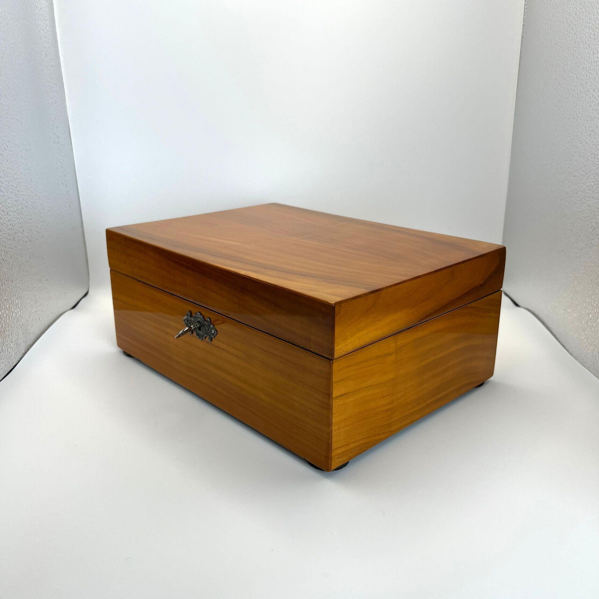 Laiton Boîte Biedermeier, placage de cerisier, Allemagne du Sud vers 1820 en vente