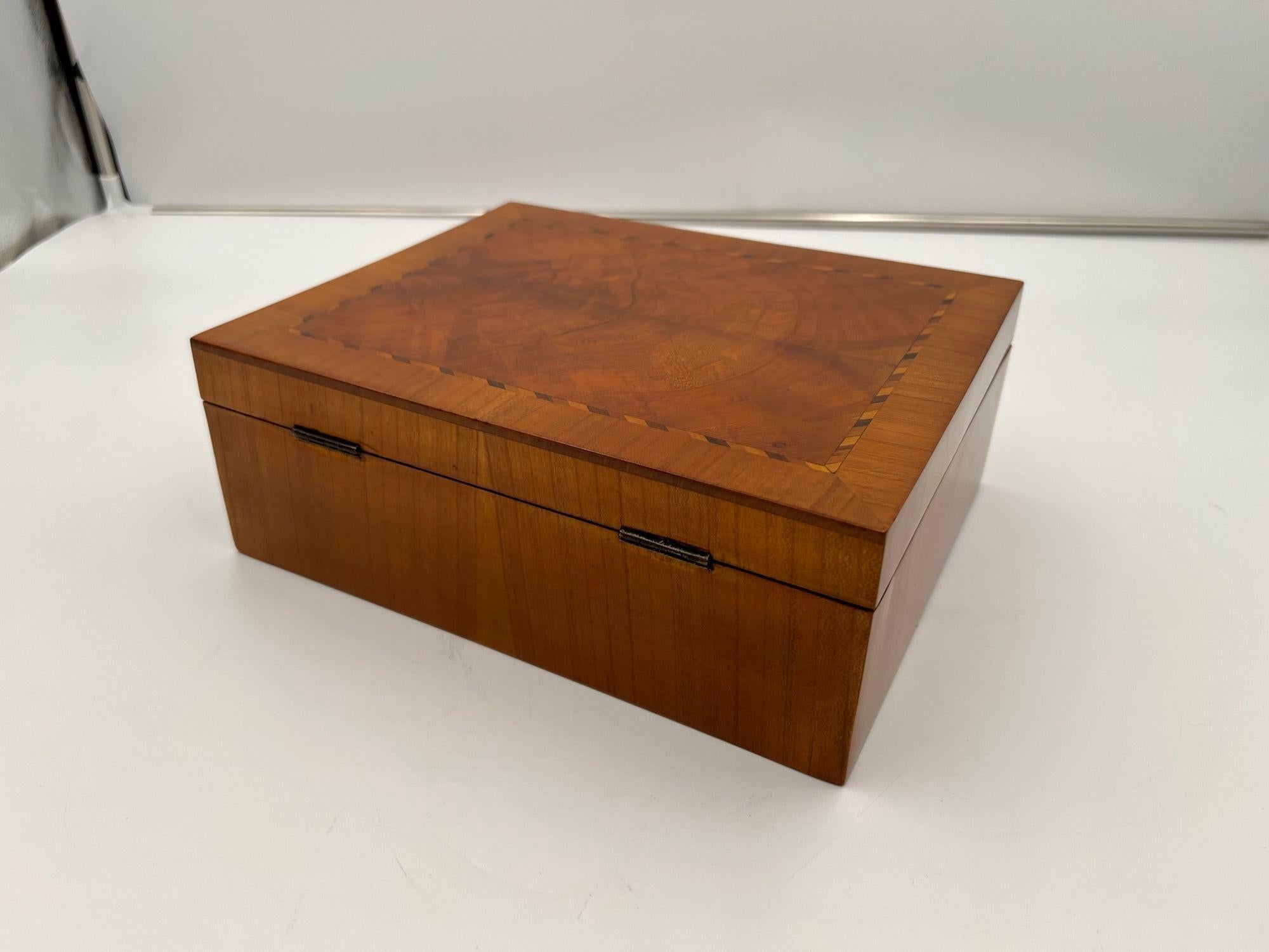 Biedermeier Box, Cherry Wood with Inlays, Austria circa 1820 For Sale 5