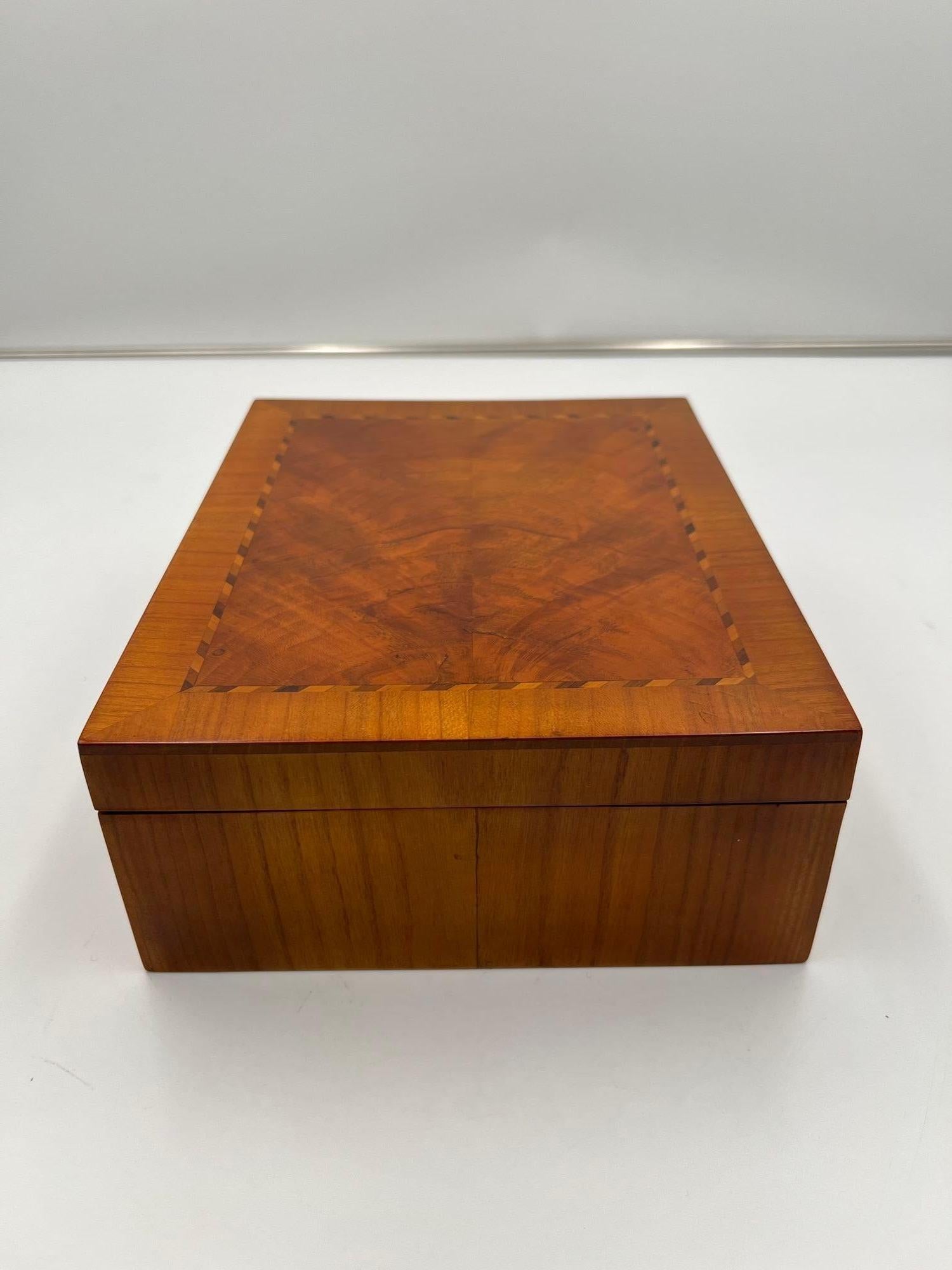 Biedermeier Box, Cherry Wood with Inlays, Austria circa 1820 In Good Condition For Sale In Regensburg, DE