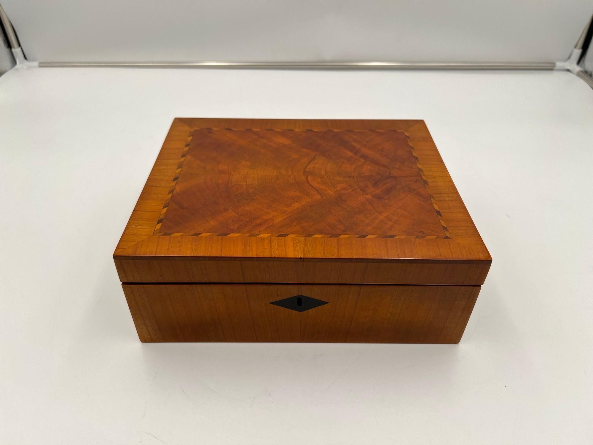 Biedermeier Box, Cherry Wood with Inlays, Austria circa 1820 For Sale 3