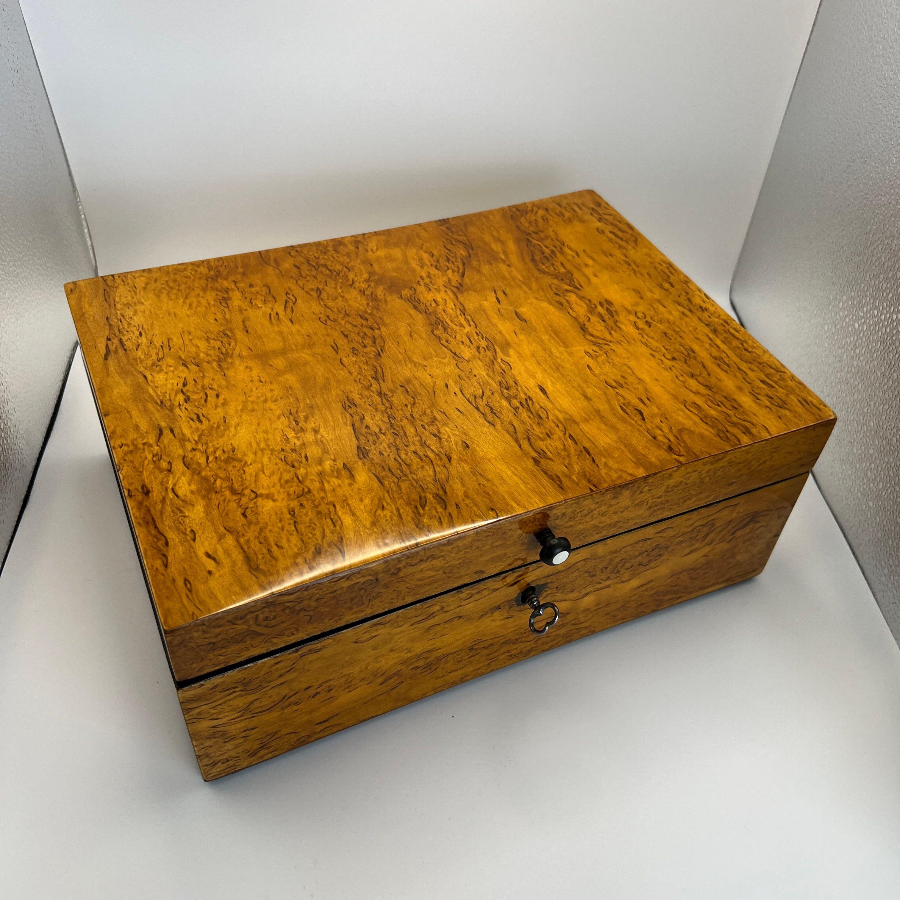 Boîte Biedermeier, bouleau glacé, Allemagne, vers 1840

Magnifique et simple boîte à cercueil Biedermeier d'Allemagne, vers 1840.

Placage de bouleau glacé sur chêne et bois tendre peint en noir à l'intérieur. Dessous plaqué en acajou.
Grande
