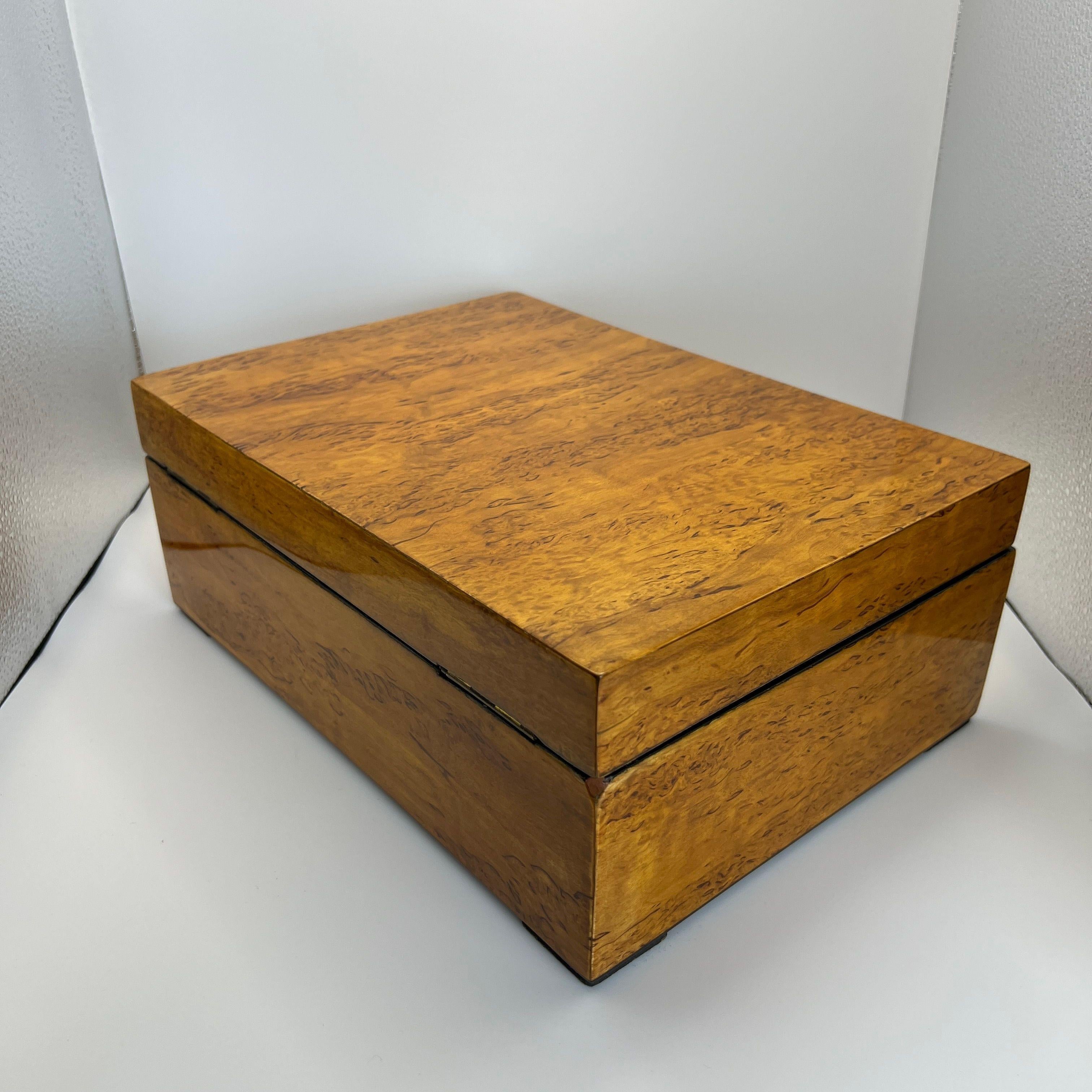 Boîte Biedermeier, bouleau, laiton, Allemagne, vers 1840 Bon état - En vente à Regensburg, DE
