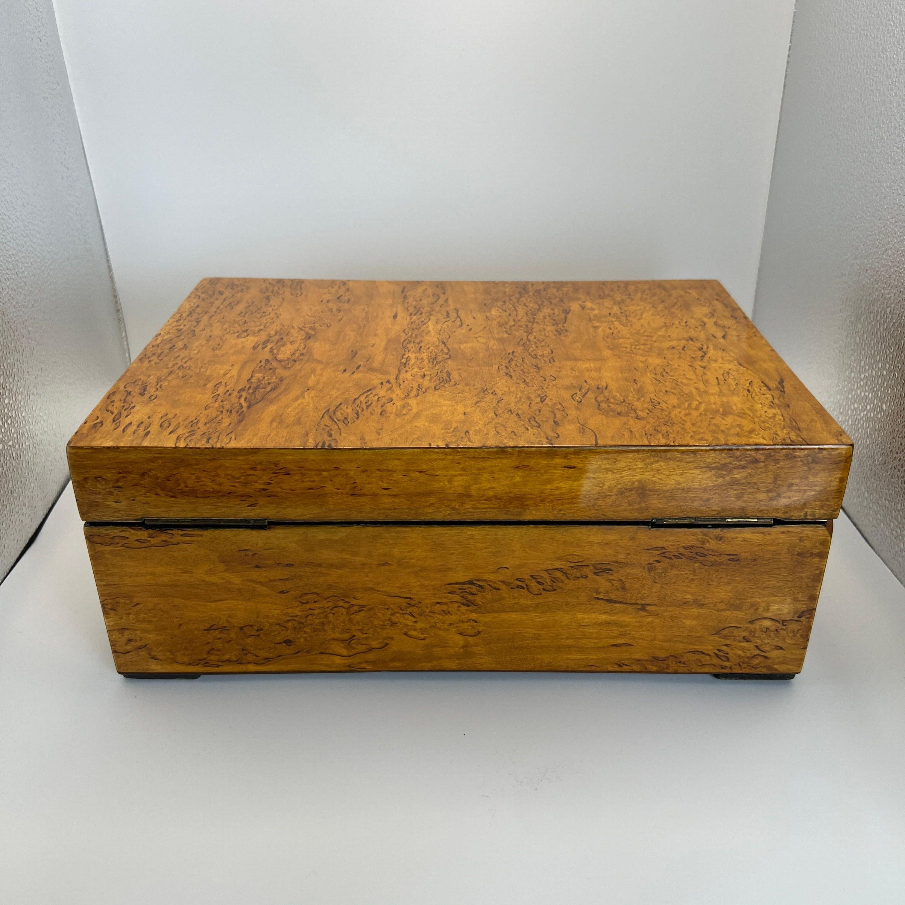 XIXe siècle Boîte Biedermeier, bouleau, laiton, Allemagne, vers 1840 en vente