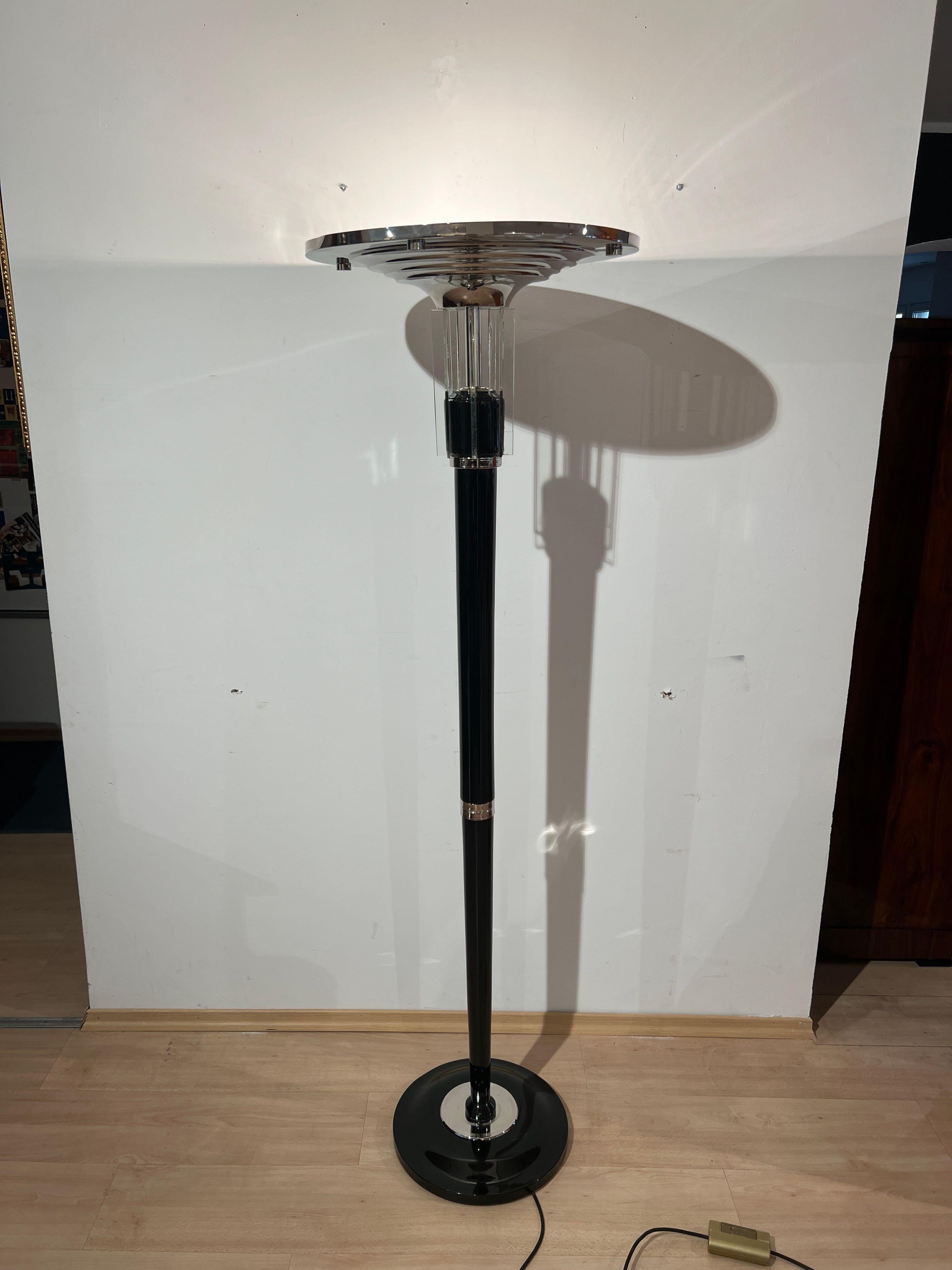 Art Deco floor lamp, black lacquer, nickel-plate and glass, France circa 1930

Round and tapered wooden stem, black lacquered and curved round base.

Multiple nickel plated brass parts. Stepped nickel plated metal shade with eight original glass