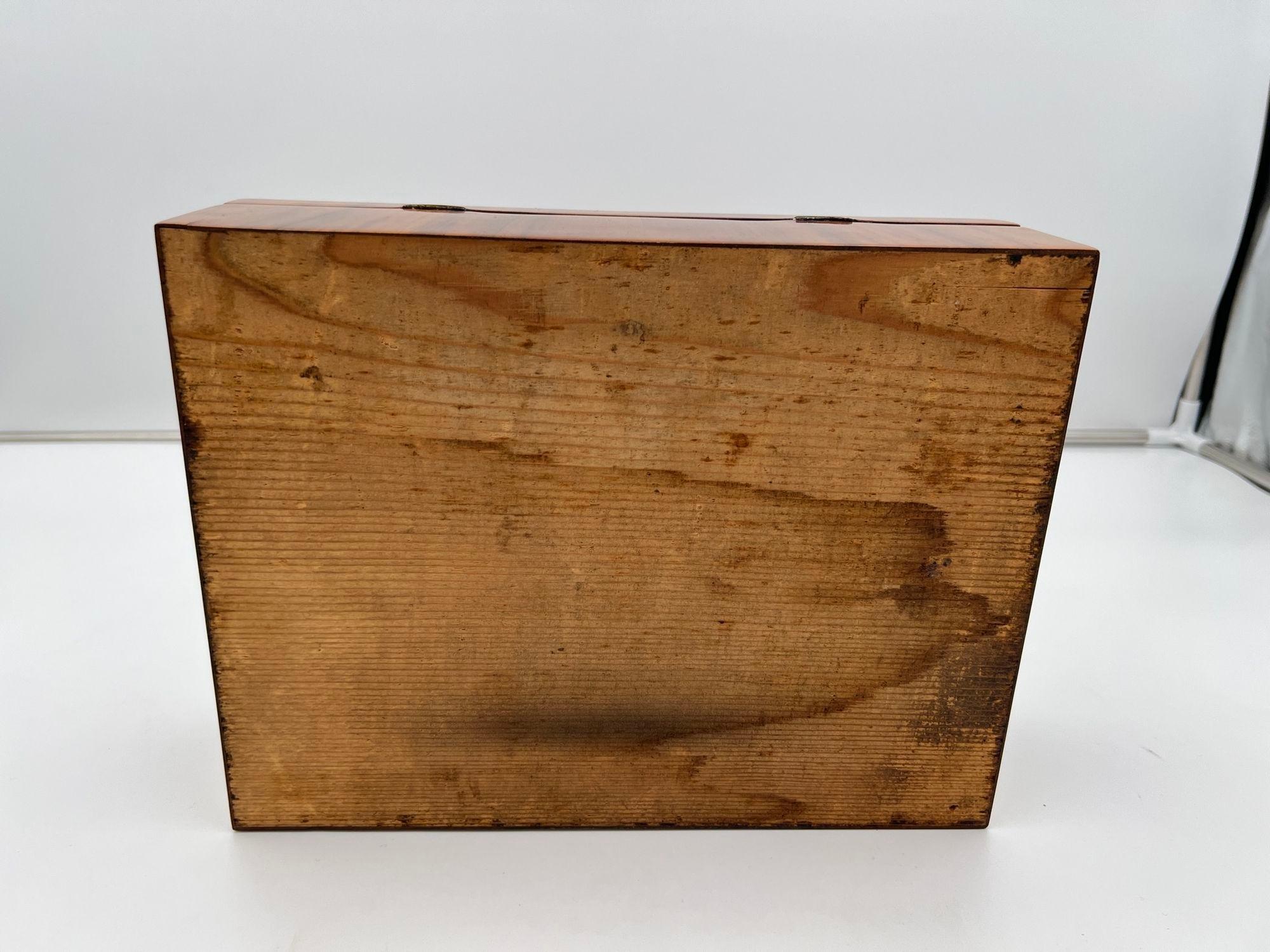 Biedermeier Box, Walnut, Maple, Austria circa 1820 For Sale 12