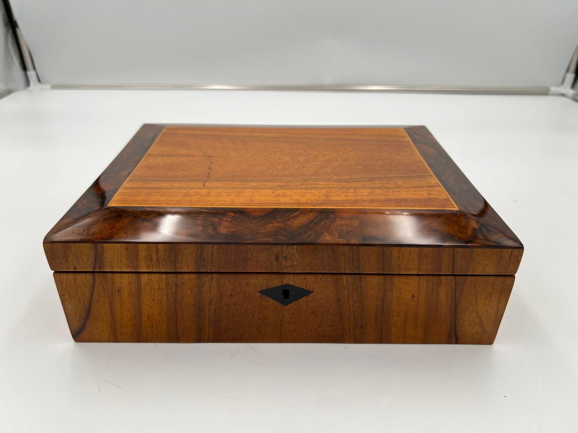 Biedermeier Box, Walnut, Maple, Austria circa 1820.
Walnut veneer with Maple inlays.
Ebonized key crest. Restored and hand polished with shellac.
Dimensions: H 9 cm x 28 cm x 21,5 cm