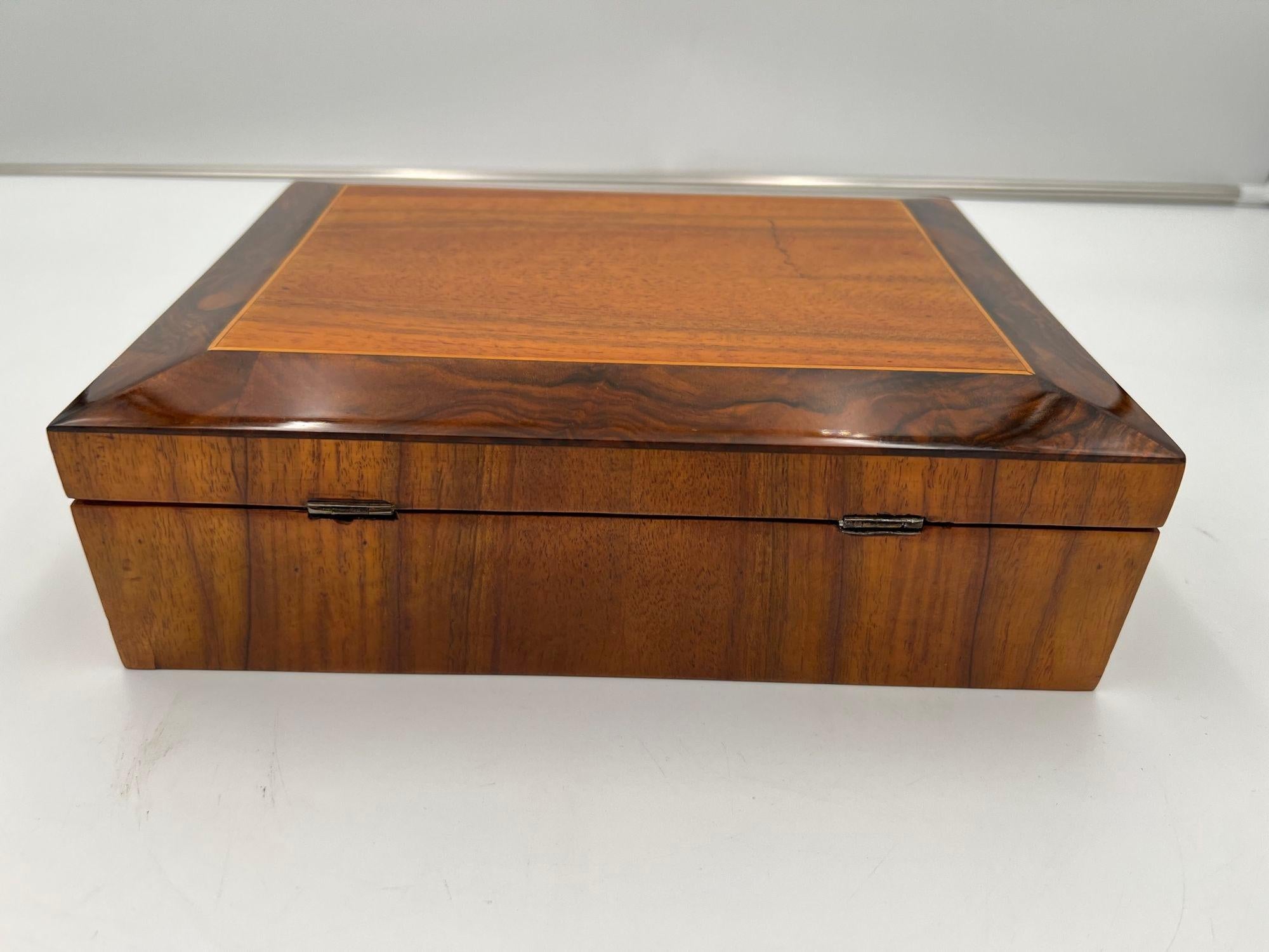 Inlay Biedermeier Box, Walnut, Maple, Austria circa 1820 For Sale