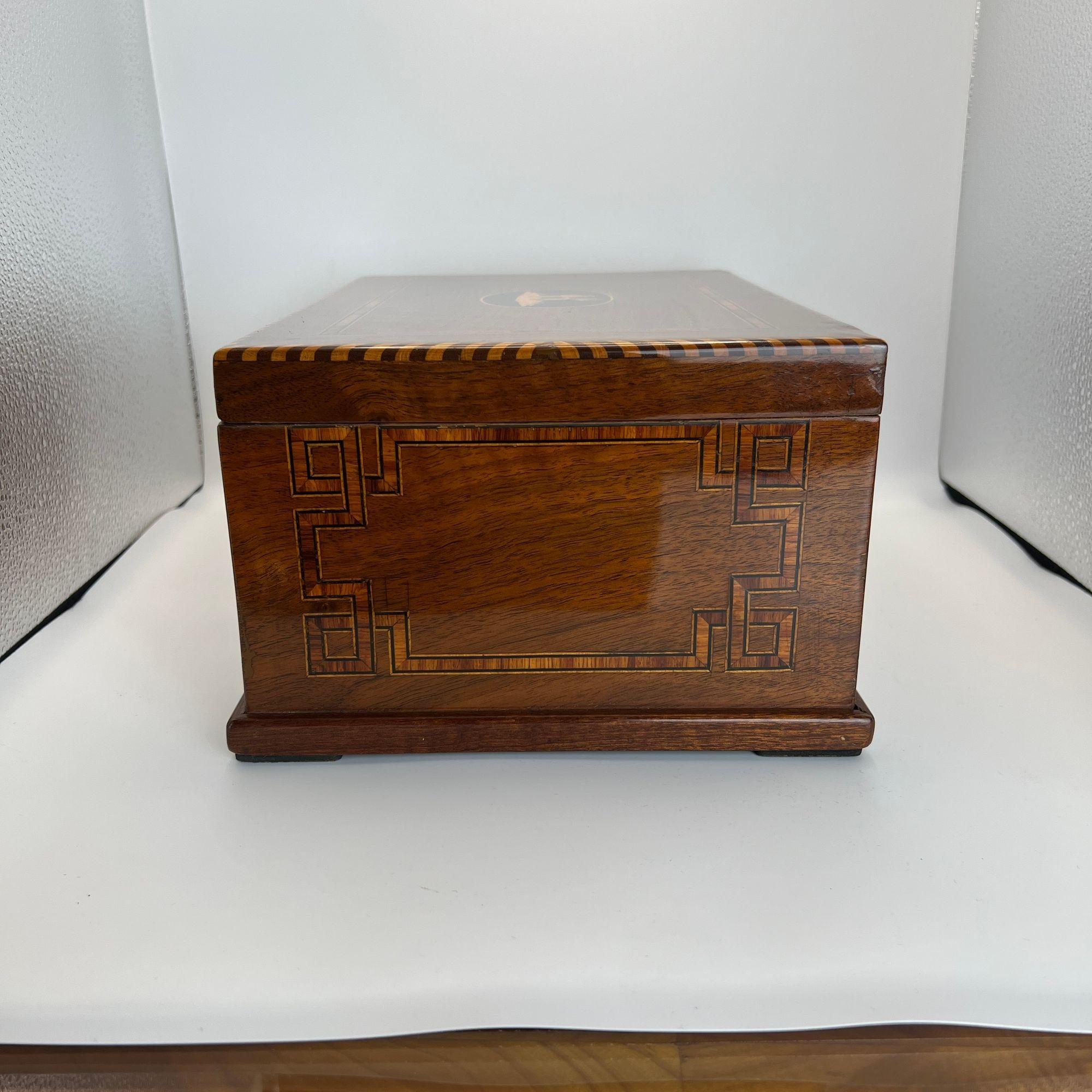 Boîte Biedermeier, Noyer sur Oak, Incrustations, Allemagne du Sud vers 1850 en vente 6
