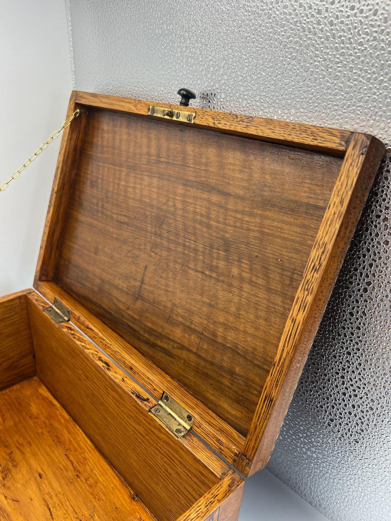 Boîte Biedermeier, Noyer sur Oak, Incrustations, Allemagne du Sud vers 1850 en vente 11