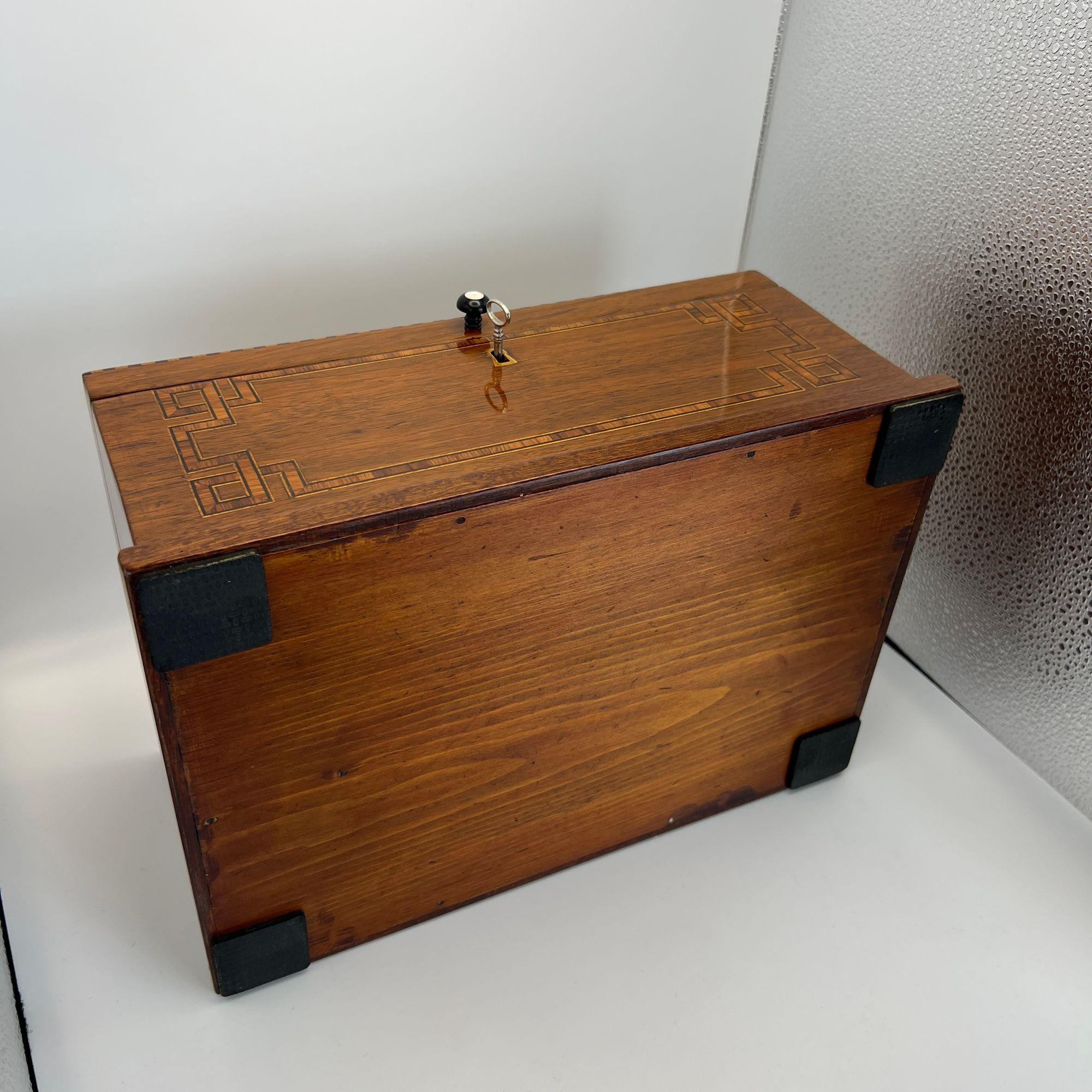 Boîte Biedermeier, Noyer sur Oak, Incrustations, Allemagne du Sud vers 1850 en vente 13