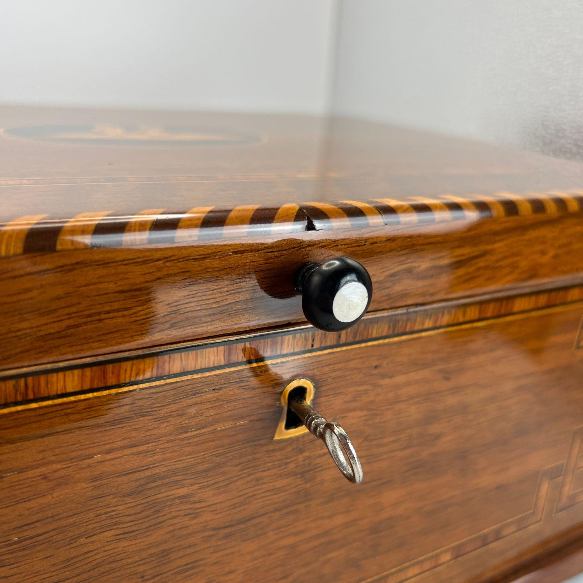 Incrusté Boîte Biedermeier, Noyer sur Oak, Incrustations, Allemagne du Sud vers 1850 en vente