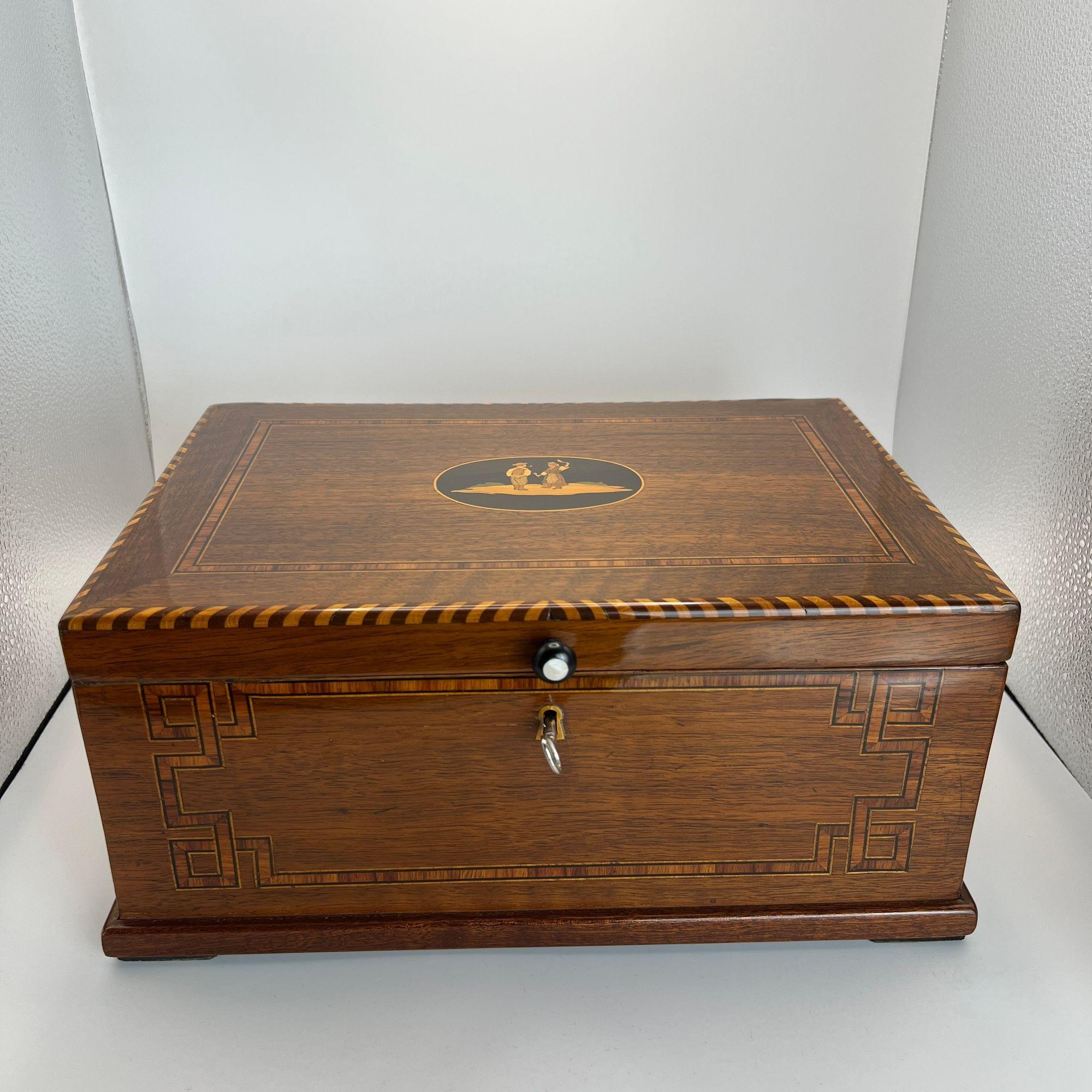 Milieu du XIXe siècle Boîte Biedermeier, Noyer sur Oak, Incrustations, Allemagne du Sud vers 1850 en vente