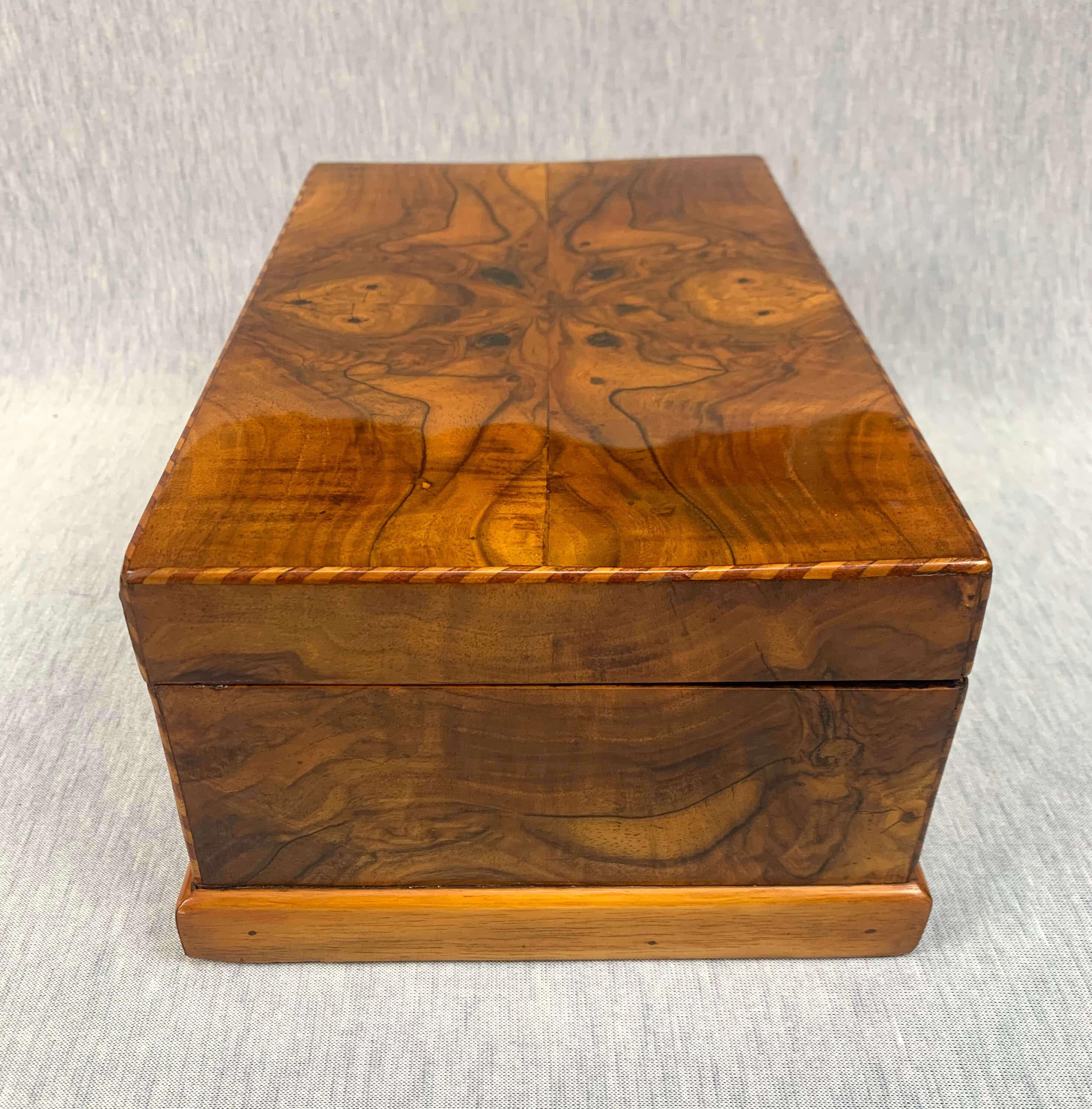 Polished Biedermeier Box, Walnut Veneer and Maple, Austria, circa 1820