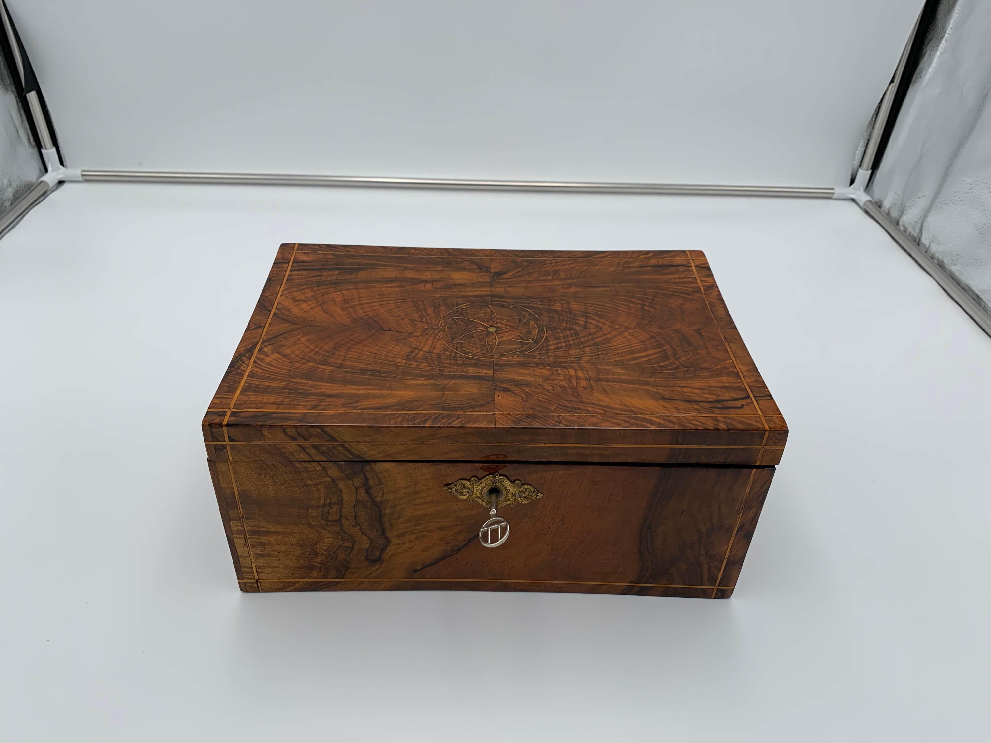 Restored neoclassical Biedermeier Box, Walnut Veneer, Maple Inlays, South Germany circa 1830

Walnut veneered with maple inlays. Trim band vertical and horizontal around the edges and flower shaped circle form in the middle of the top. Small dots