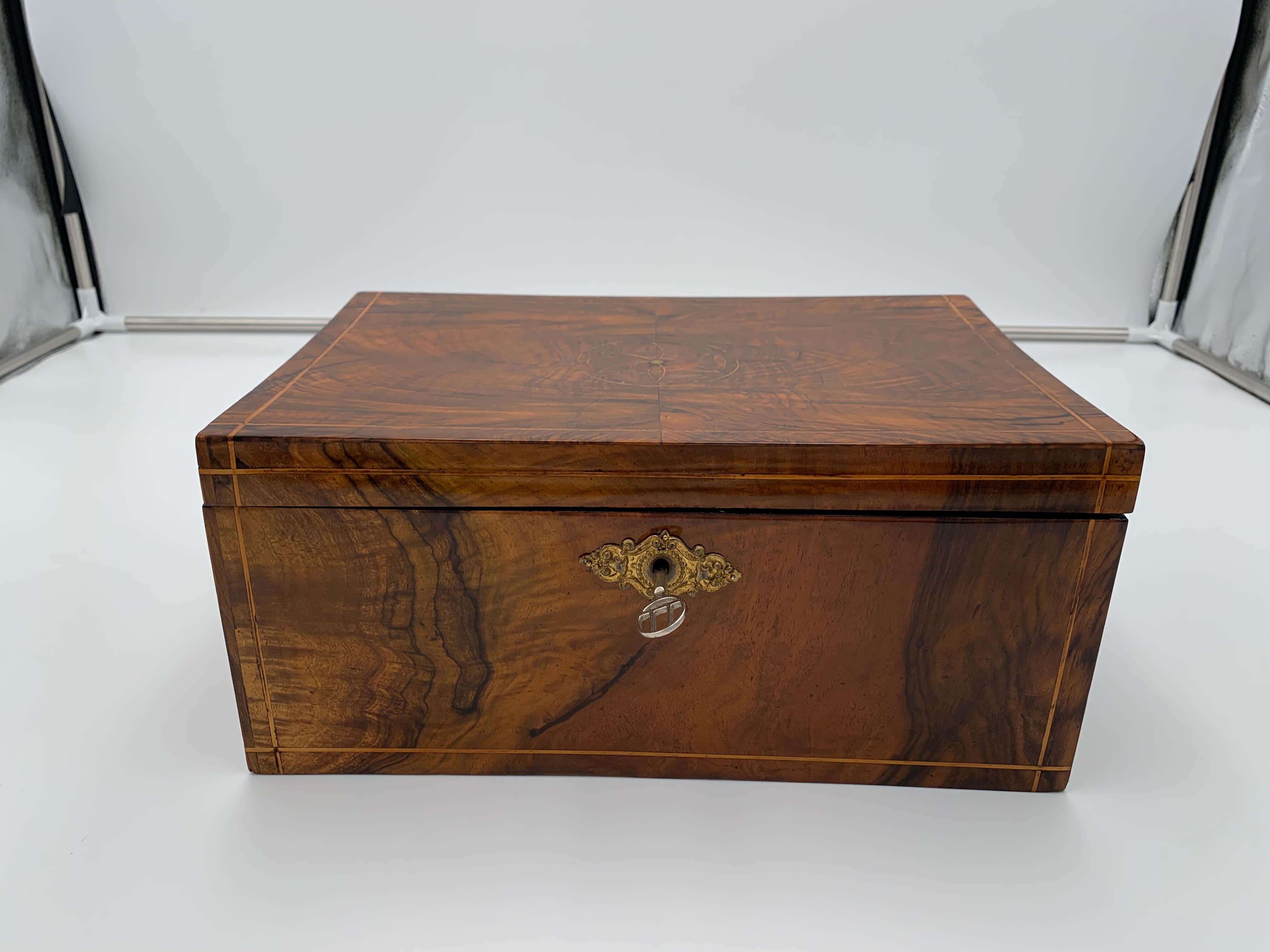 Biedermeier Box, Walnut Veneer, Maple Inlays, South Germany circa 1830 In Good Condition In Regensburg, DE