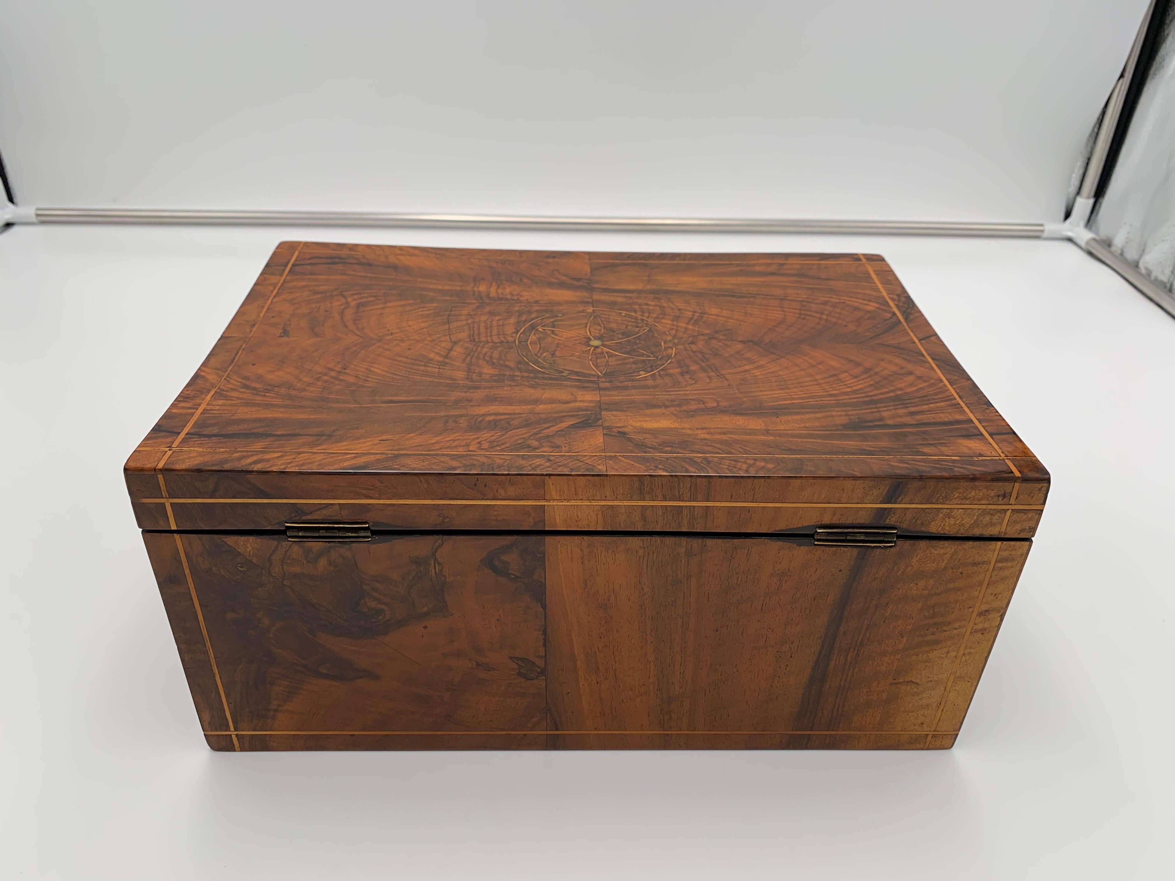 Biedermeier Box, Walnut Veneer, Maple Inlays, South Germany circa 1830 4