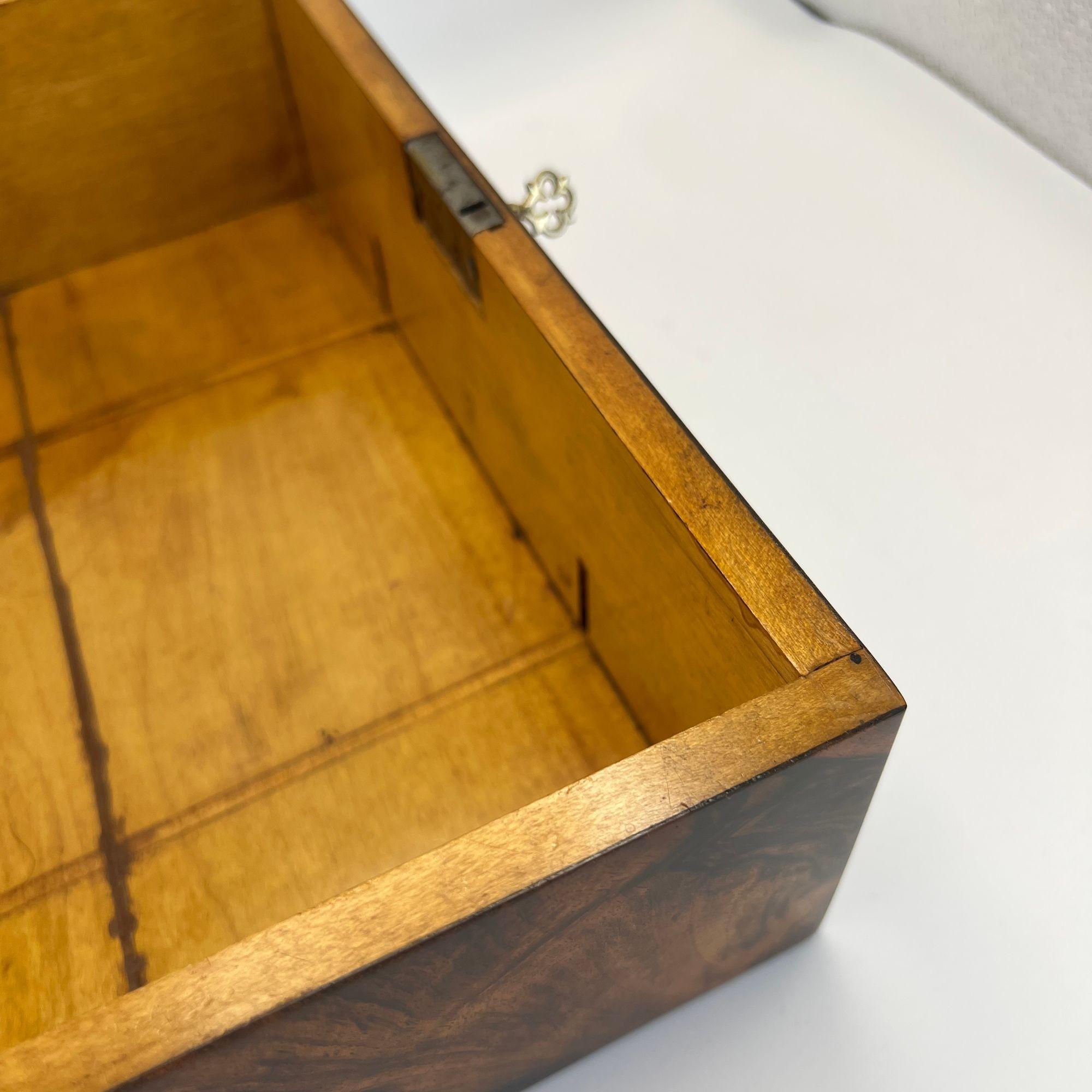 Boîte Biedermeier, placage de noyer sur érable, Autriche, vers 1840 en vente 11