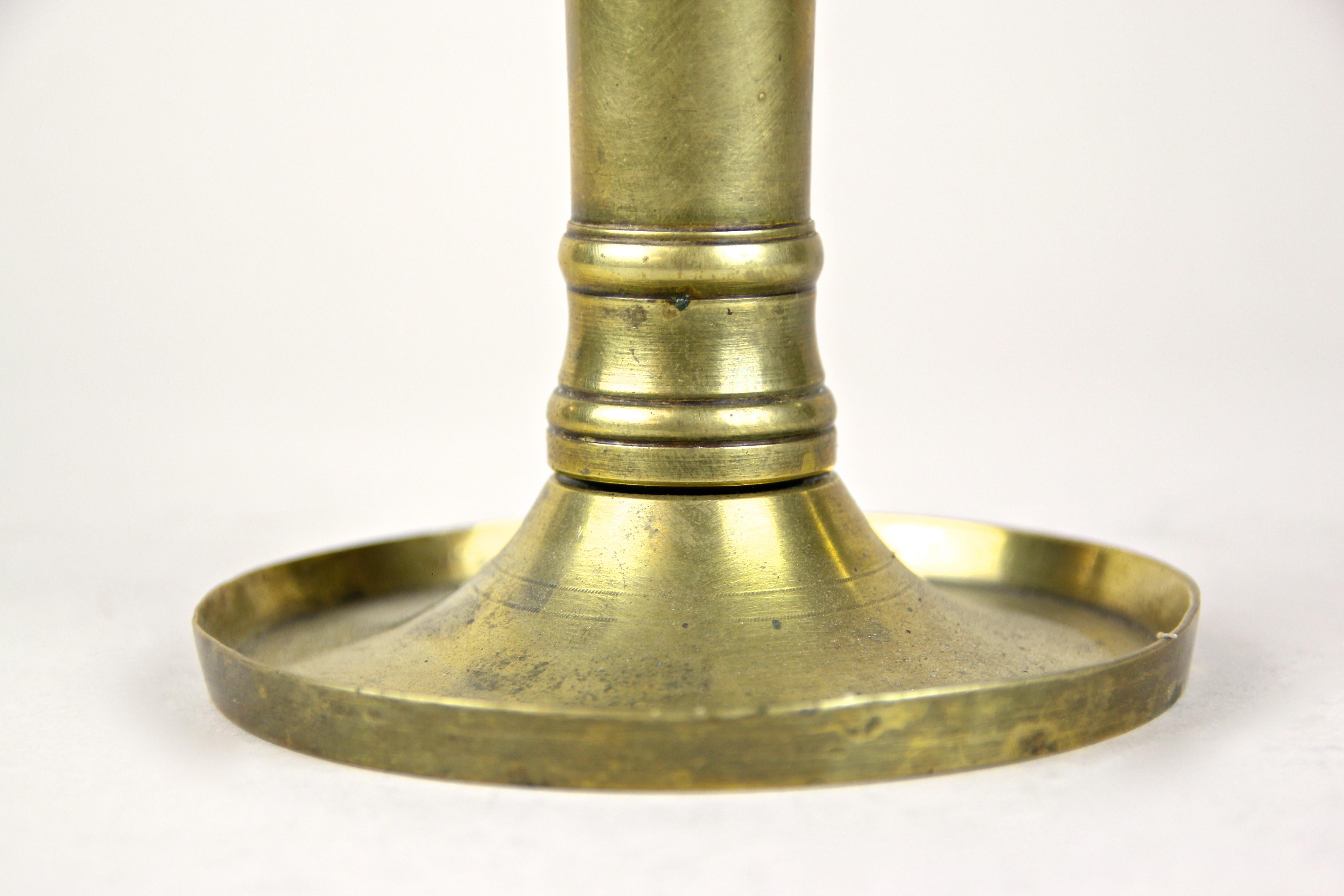 Dekorativer Messingleuchter aus dem österreichischen Biedermeier des 19. Jahrhunderts (um 1830). Eine gerade, klare Form, ein typisches Attribut für das frühe Biedermeier, verarbeitet aus feinem Messing mit schönen Details, macht diesen antiken
