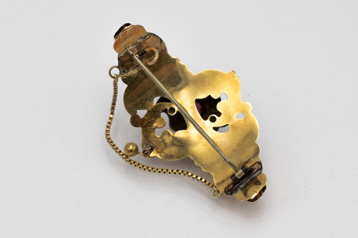 Biedermeier style brooch with garnet and enamel 

Made of 14-karat foam gold 

A set of jewelry dating back to the first half of the 19th century (around 1840-1850), Biedermeier period and style, Germany. 

A classic example of the Biedermeier