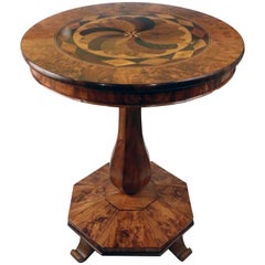 Mesa auxiliar Biedermeier de nogal burl