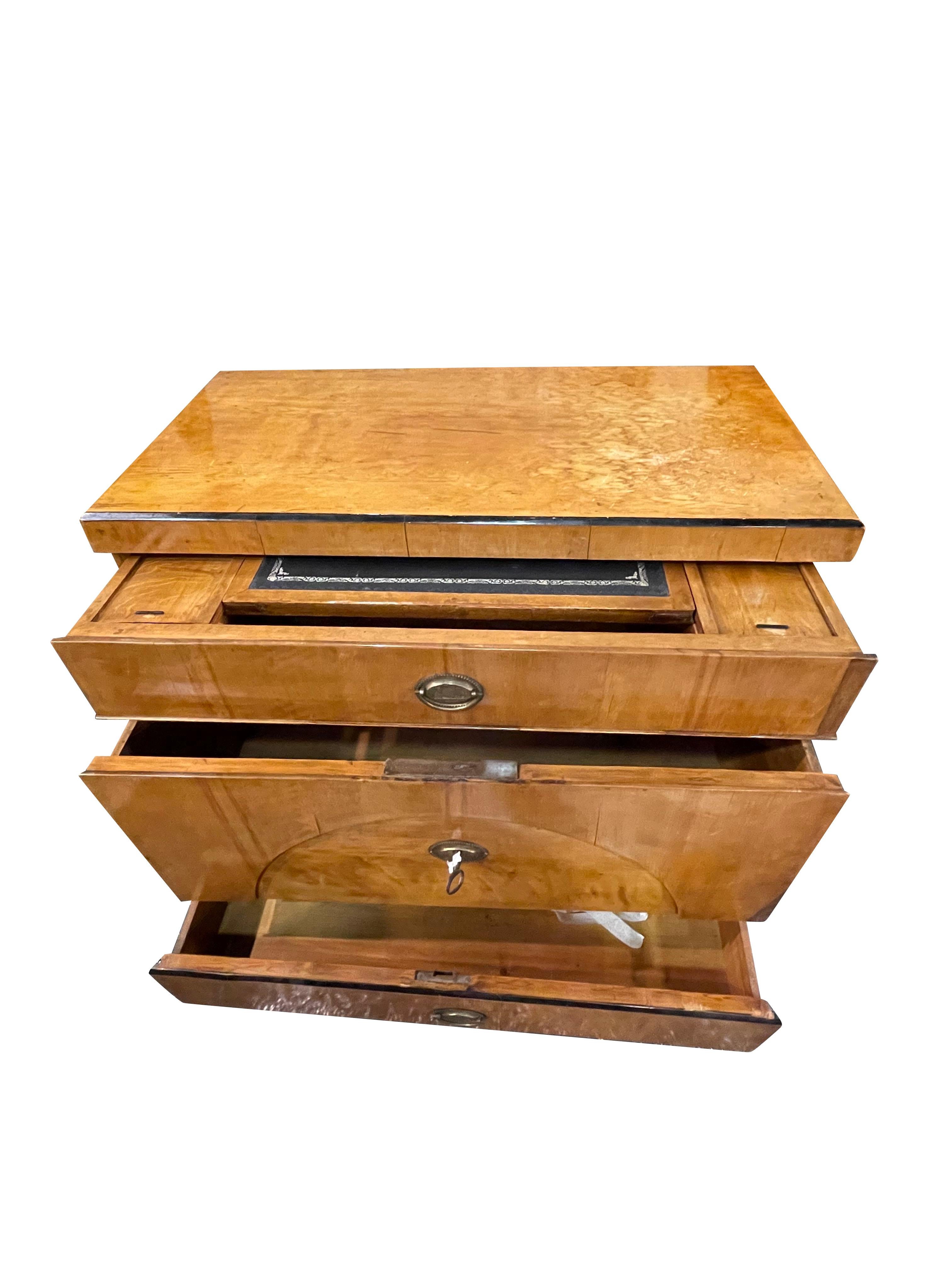 Kommode aus gemasertem Holz mit drei Schubladen von Biedermeier, Österreich, 19. Jahrhundert (Österreichisch) im Angebot