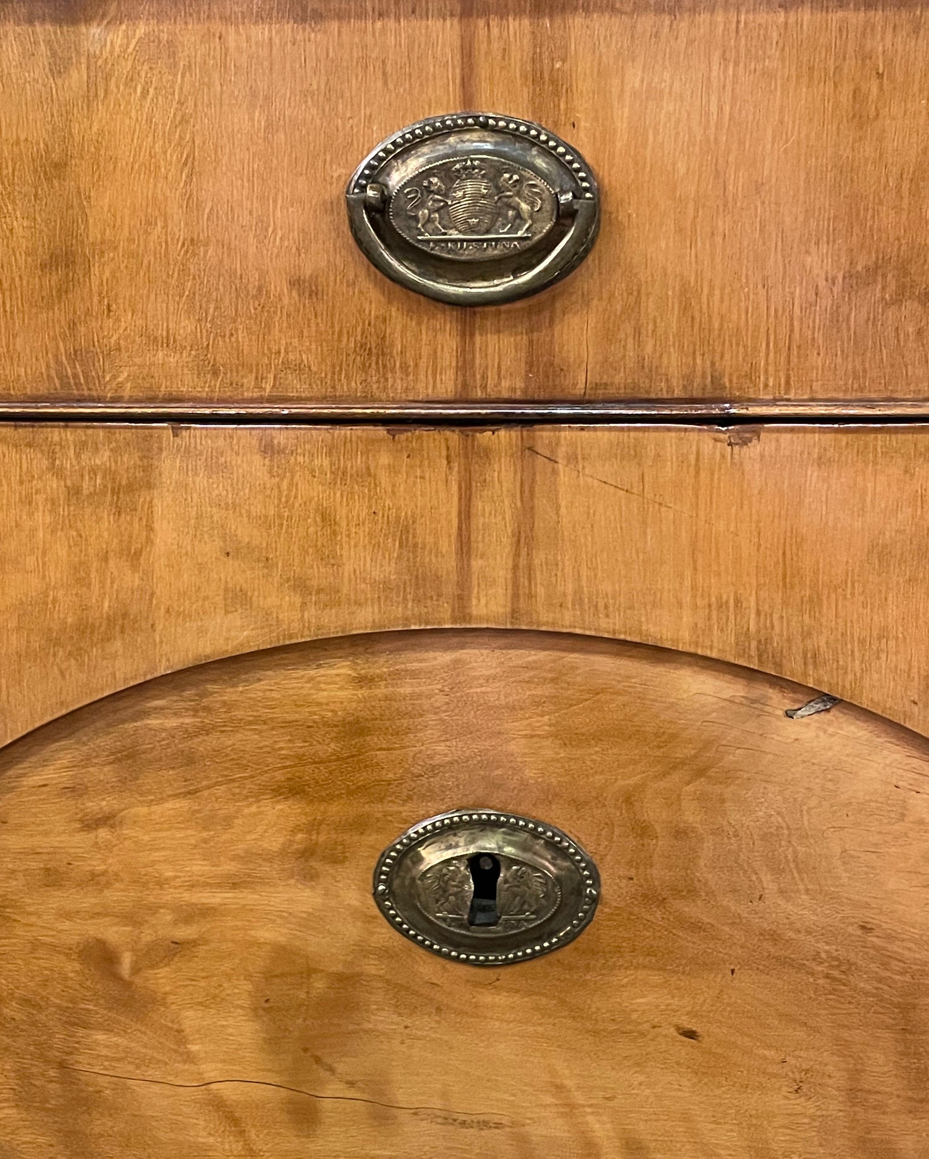 Kommode aus gemasertem Holz mit drei Schubladen von Biedermeier, Österreich, 19. Jahrhundert im Zustand „Gut“ im Angebot in New York, NY