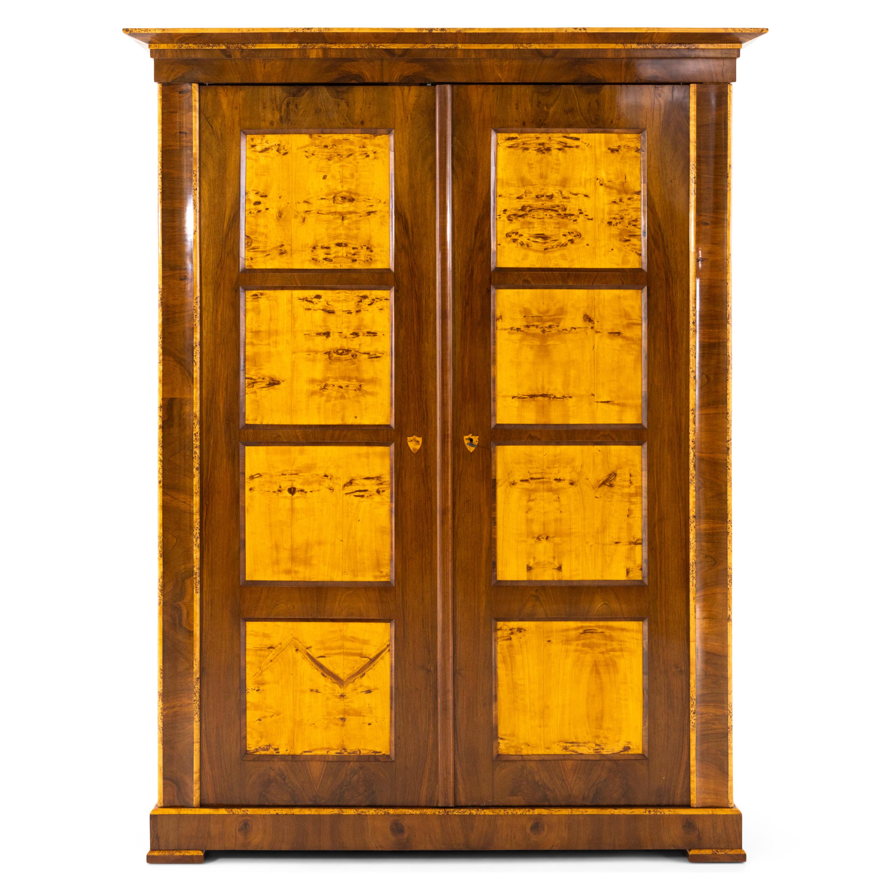 Biedermeier-Schrank, um 1835 im Angebot 1