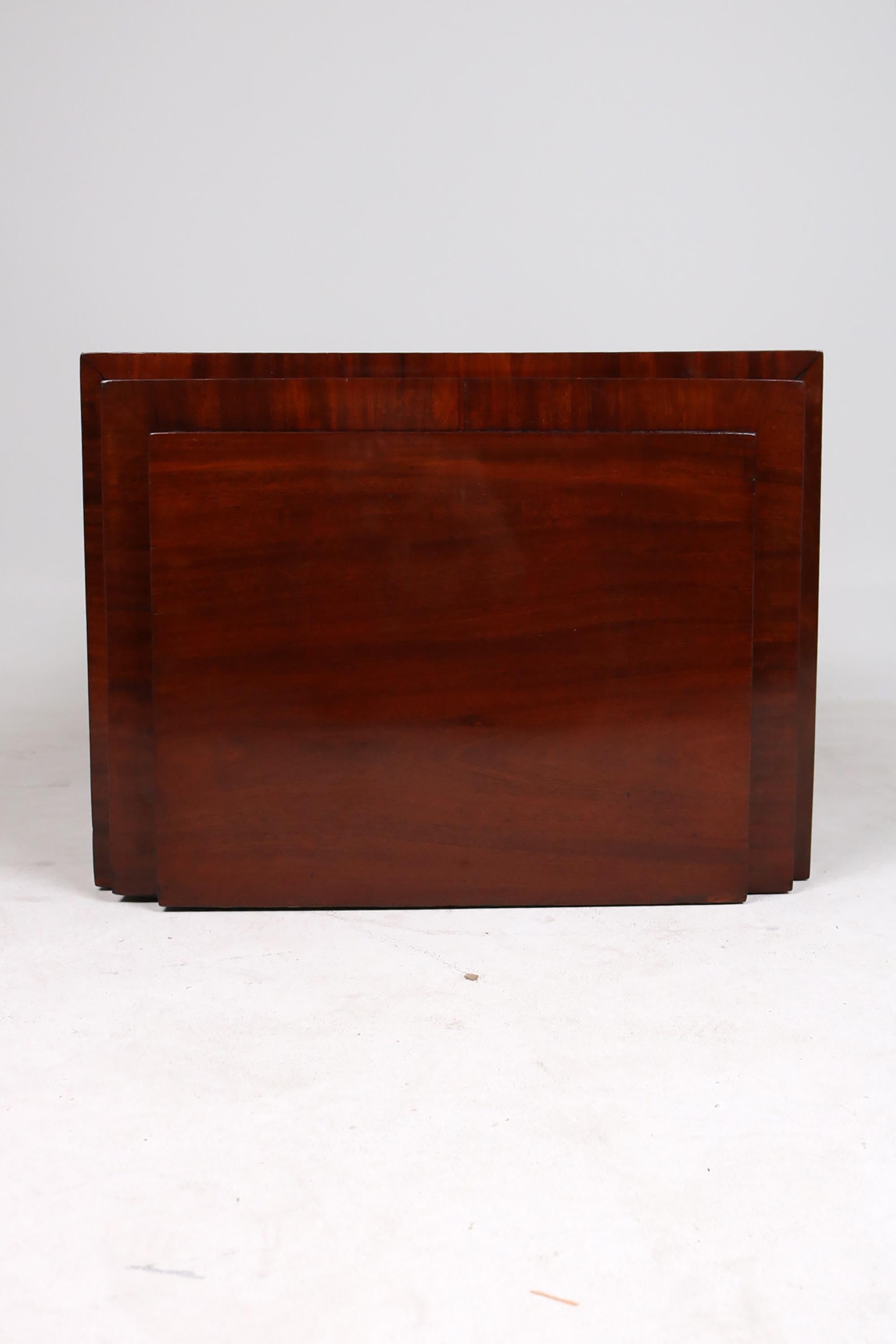 Cabinet Biedermeier, corps de meuble en bois de pin, plaqué d'acajou pyramidal. Un meuble classique, aux lignes droites, équipé d'une porte et d'un seul tiroir.

Ce meuble est en très bon état et prêt à l'emploi.
L'armoire a été rénovée par un