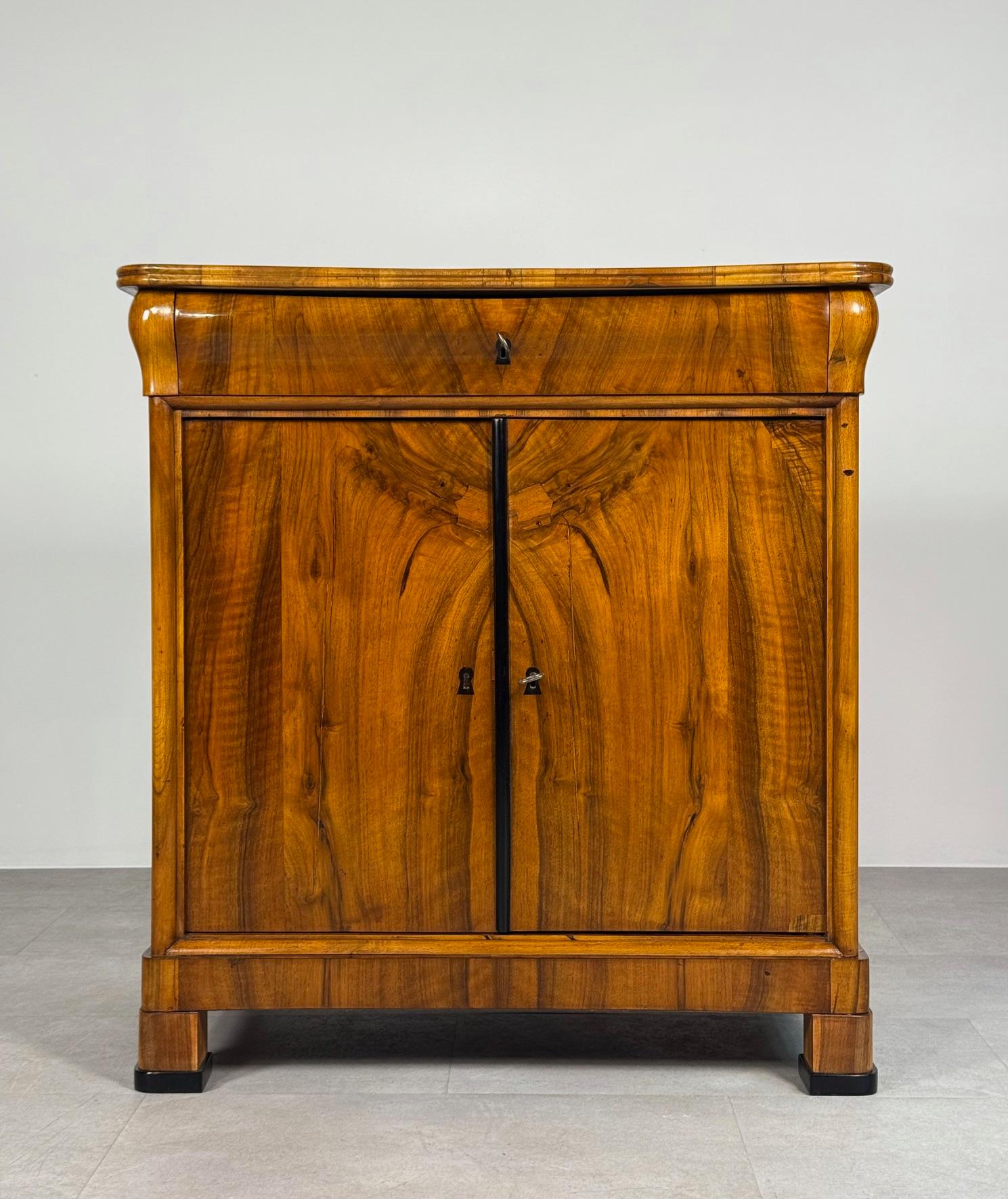 Armario Biedermeier en chapa de nogal, Alemania, S. XIX Alemán en venta