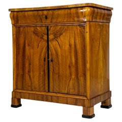 Biedermeier-Schrank aus Nussbaumfurnier, Deutschland, 19. Jahrhundert