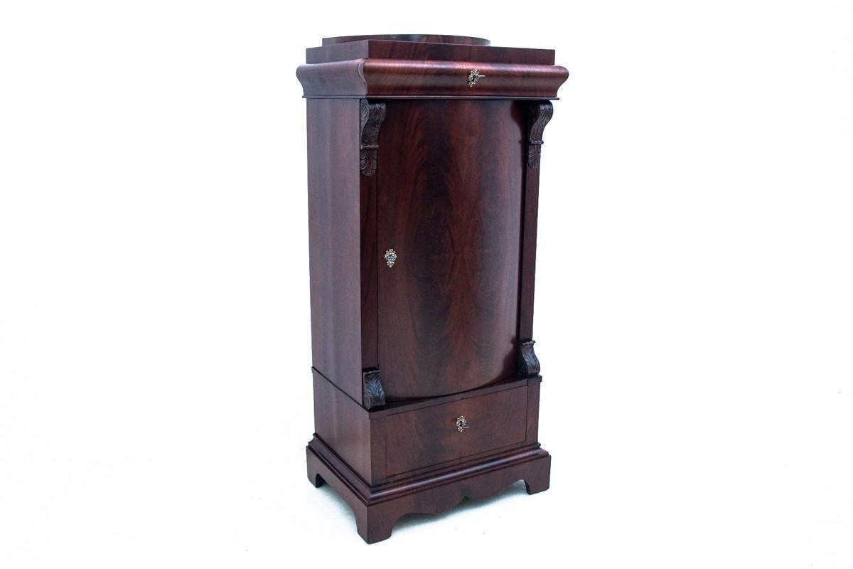 Biedermeier bollard chest of drawers, Northern Europe, circa 1860.

The furniture is in very good condition, after professional renovation.

Wood: Mahogany

Measures: H. 148 cm W. 48 cm D. 47 cm.