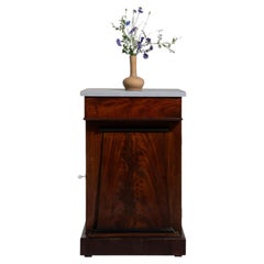 Biedermeier-Schrank, Rotes Holz mit Marmor, französische Antiquität, 1820er Jahre