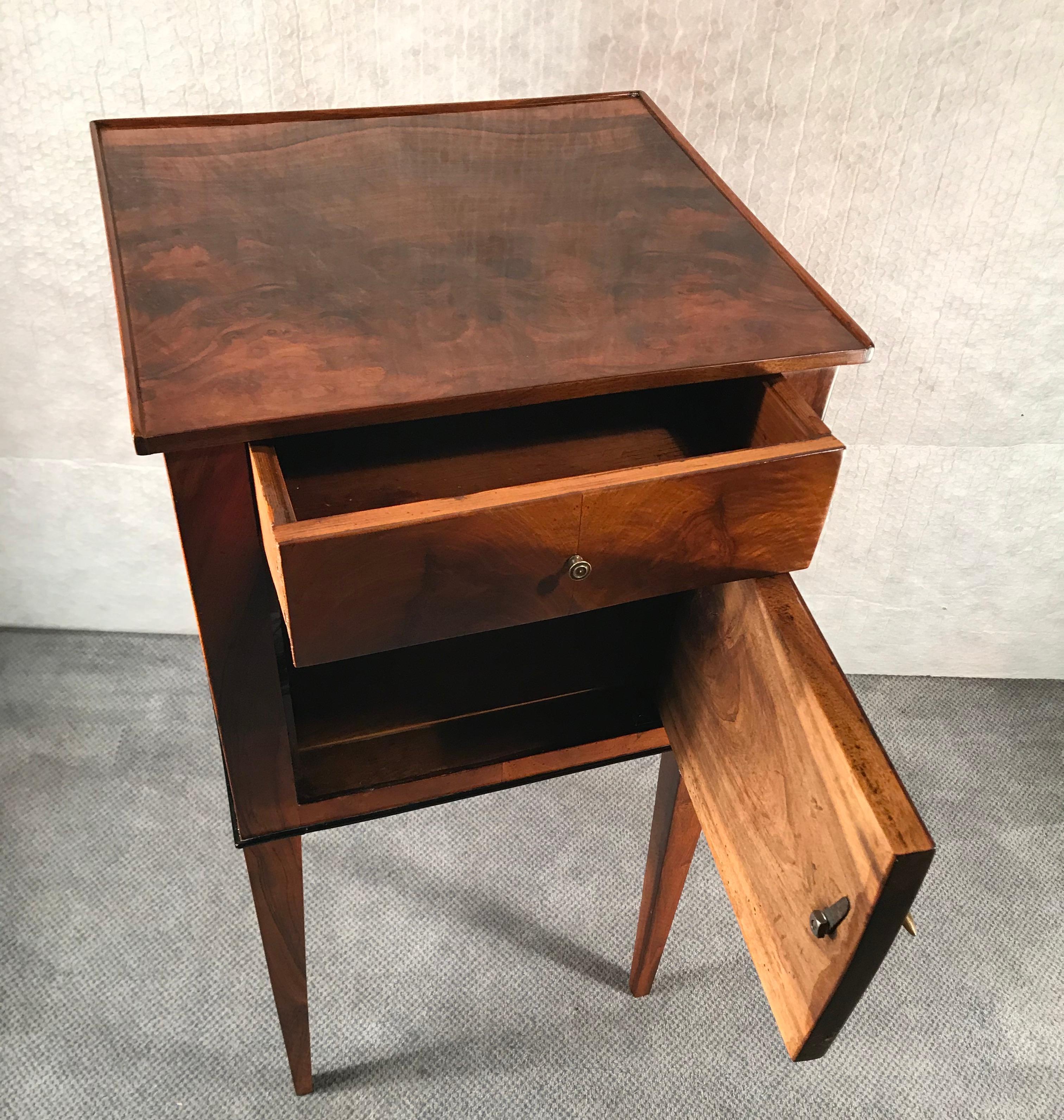 Biedermeier Cabinet, South German 1810, Walnut In Good Condition For Sale In Belmont, MA