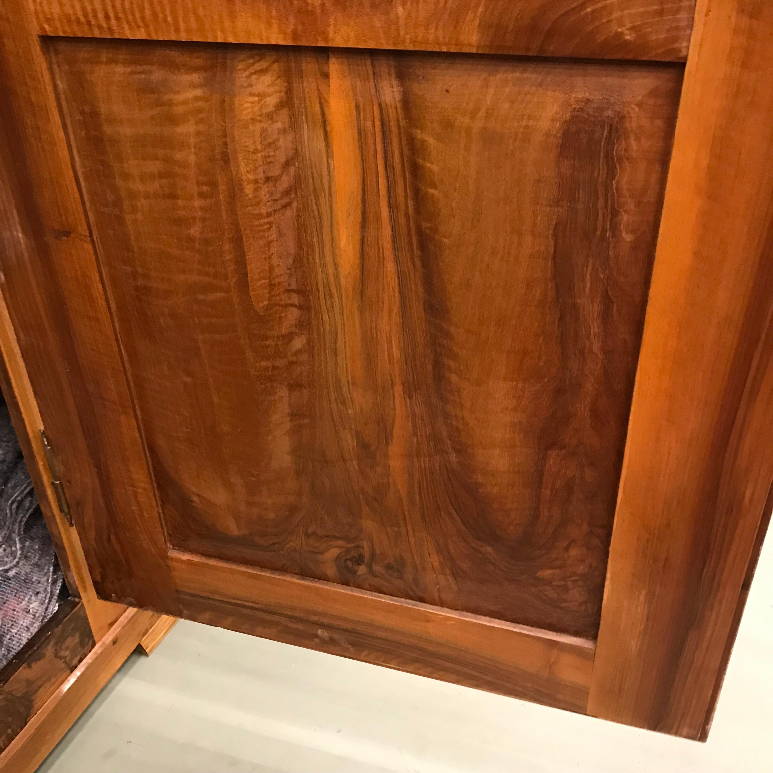 Biedermeier wardrobe, South German 1820, walnut veneer. Classic Biedermeier design with beautiful veneer grain. the cabinet is refinished and French polished. It will be shipped from Germany, shipping costs to Boston are included.