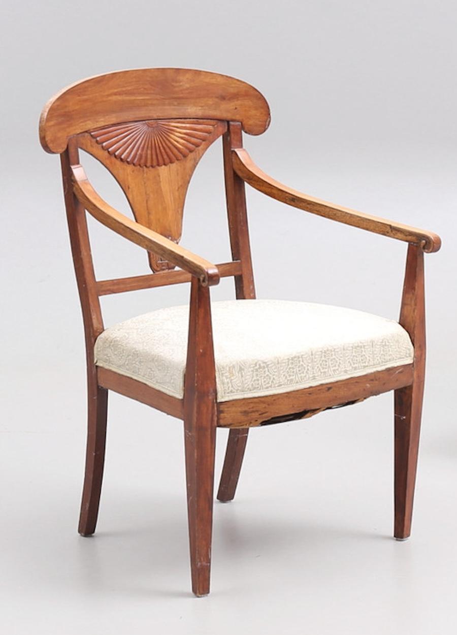 Swedish Biedermeier Empire pair of antique carver chairs in highest grade quilted golden birch veneers finished in a honey color French polish finish with rounded arms.

They have fully webbed seats for maximum comfort and the gently curved front