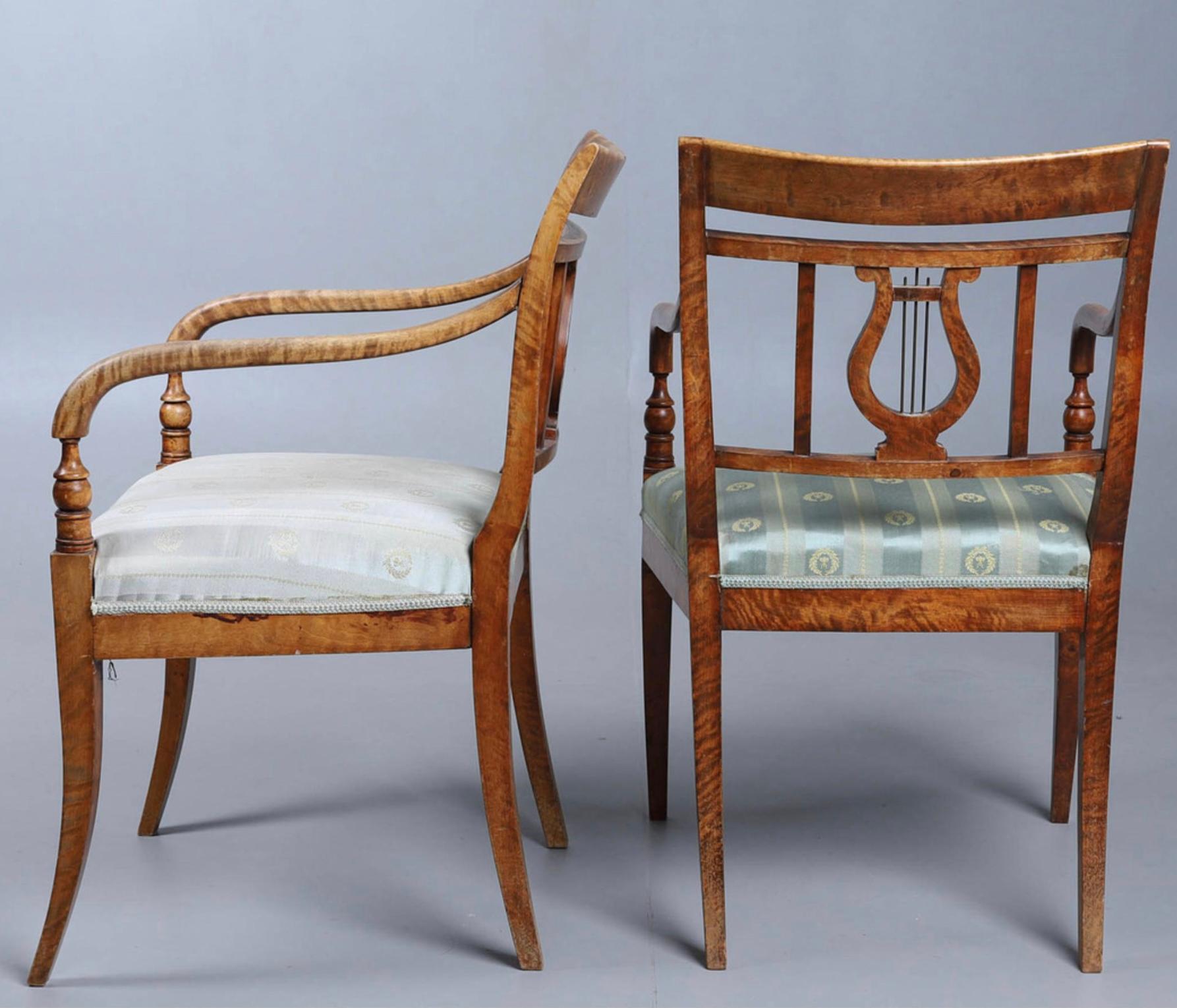 3 sedie antiche da intagliatore Biedermeier Impero svedesi con impiallacciature di betulla dorata trapuntate di altissima qualità e rifinite con la classica finitura francese color rovere miele, con braccioli arrotondati e i più rari schienali