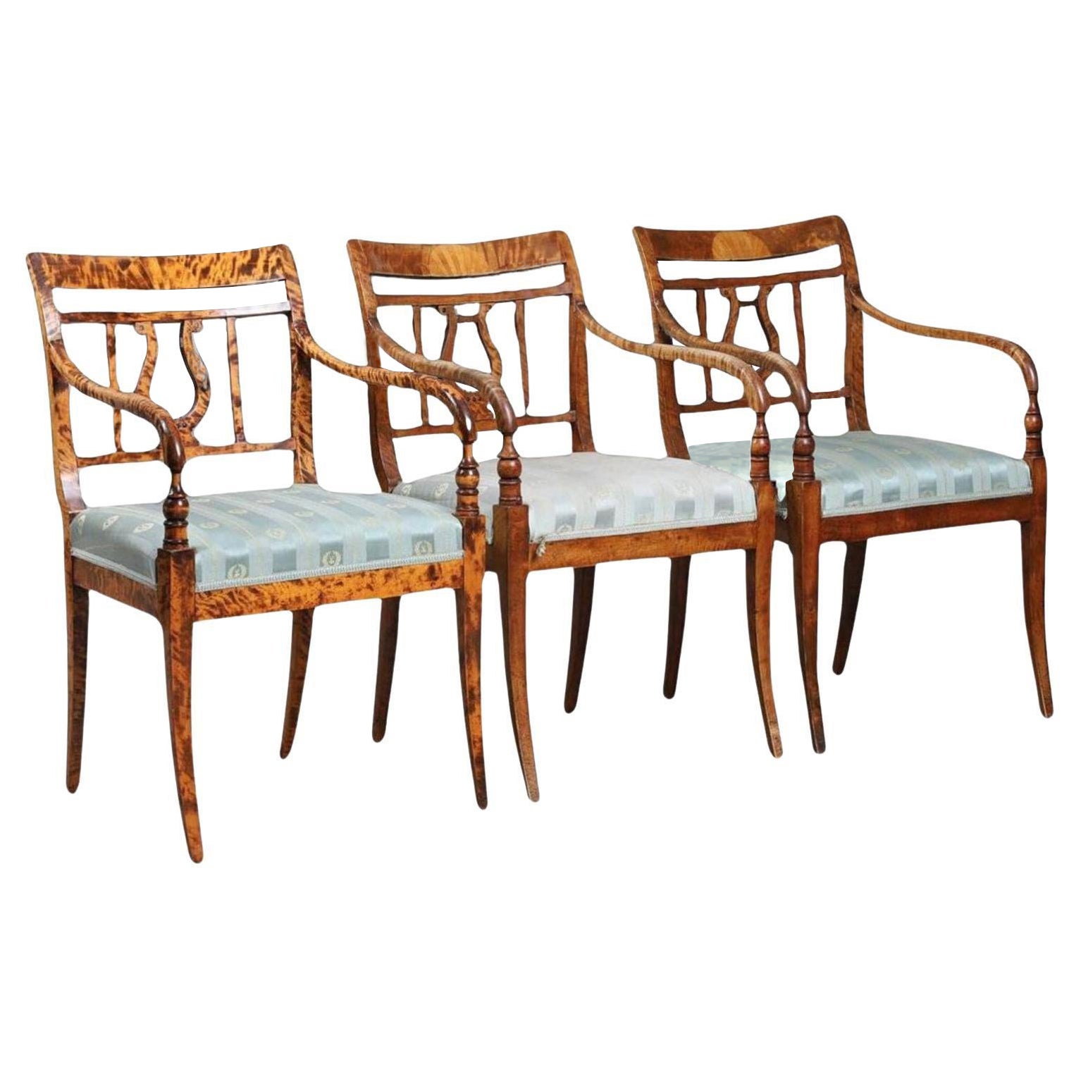 Biedermeier Schnitzerstühle Schwedische späte 1800er Jahre Antike Goldene Birke quadratisch 2+1 A