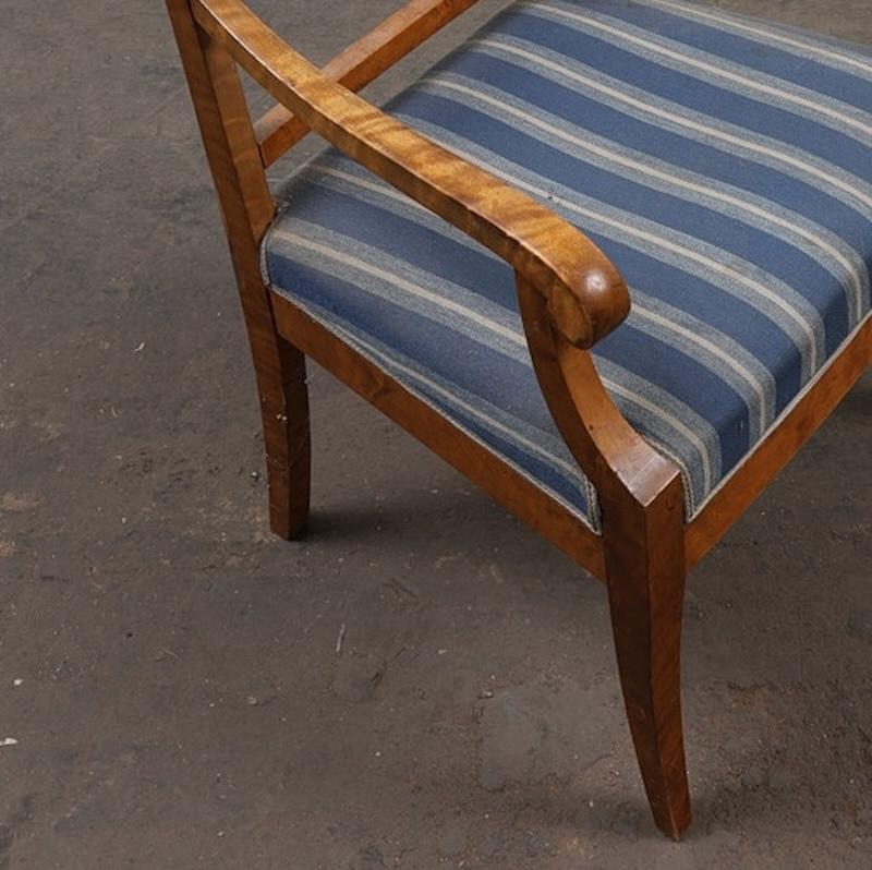 Paire de chaises anciennes Biedermeier Empire en placage de bouleau doré matelassé de la plus haute qualité, finition polie à la française couleur chêne miel classique, avec accoudoirs arrondis.

Ils sont dotés de sièges entièrement sanglés pour un