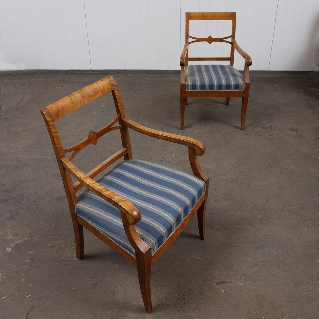 Sculpté Fauteuils de sculpteur Biedermeier suédois de la fin des années 1800, en bouleau doré matelassé ancien en vente